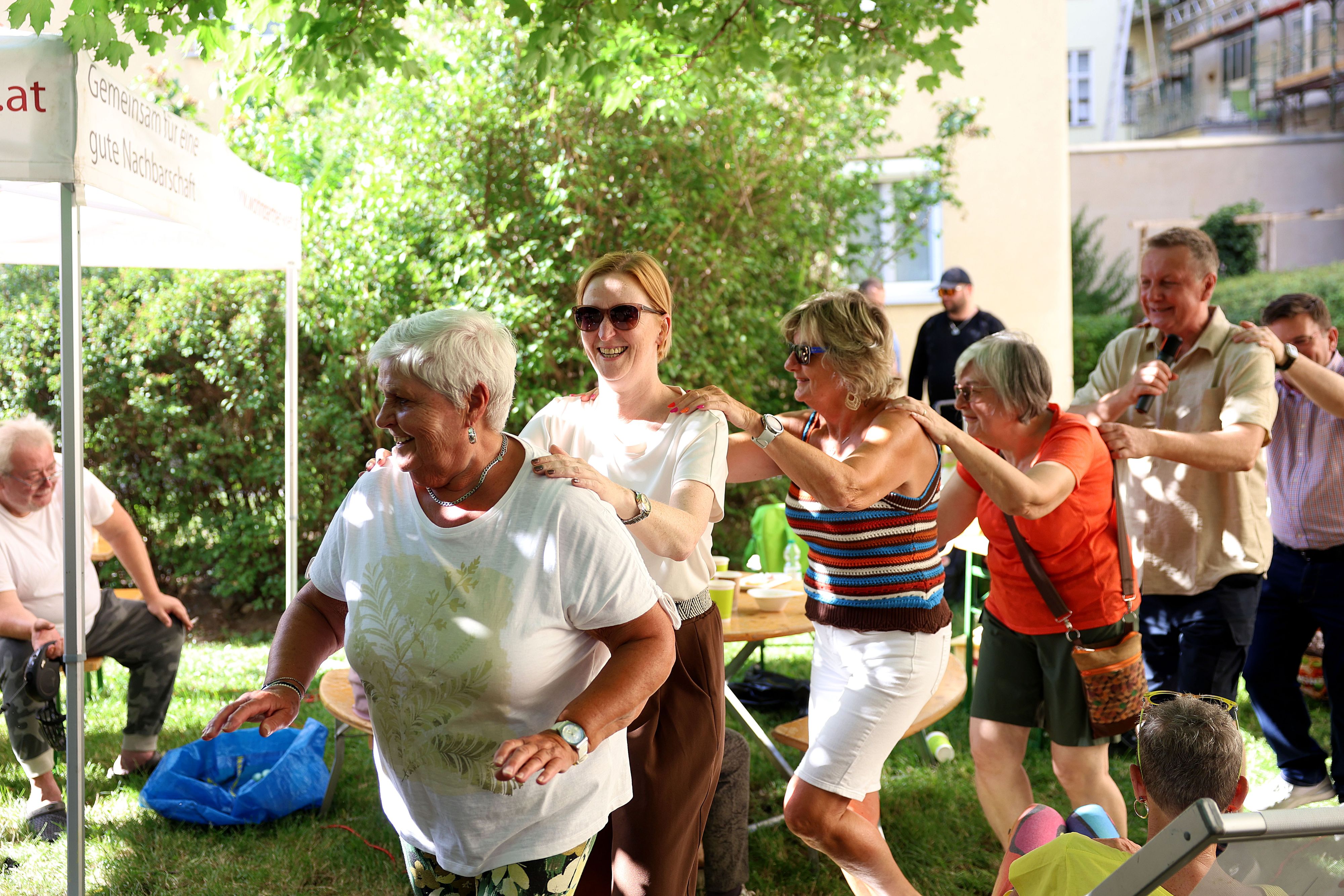 Wohnbaustadträtin Elke Hanel-Torsch und Meidlings Bezirkschef Wilfried Zankl (beide SPÖ) beim Hoffest im August-Fürst-Hof.