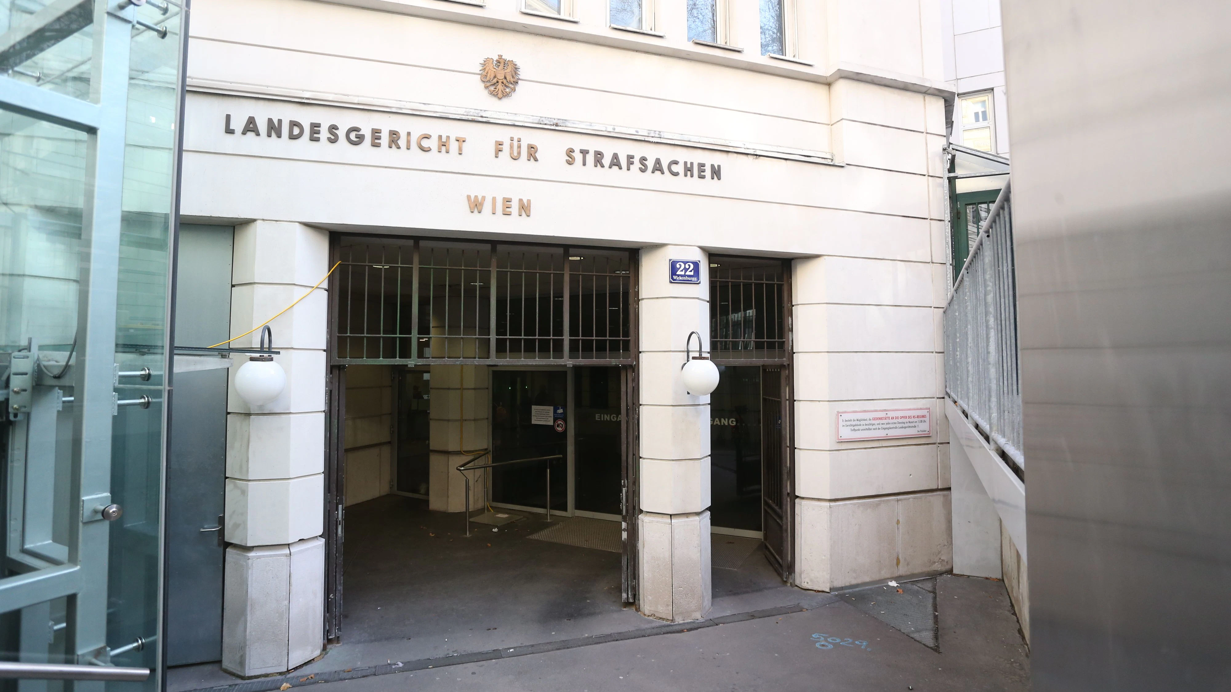 Heute.at - Schubhäftling frotzelt Österreich, taucht 4x unter