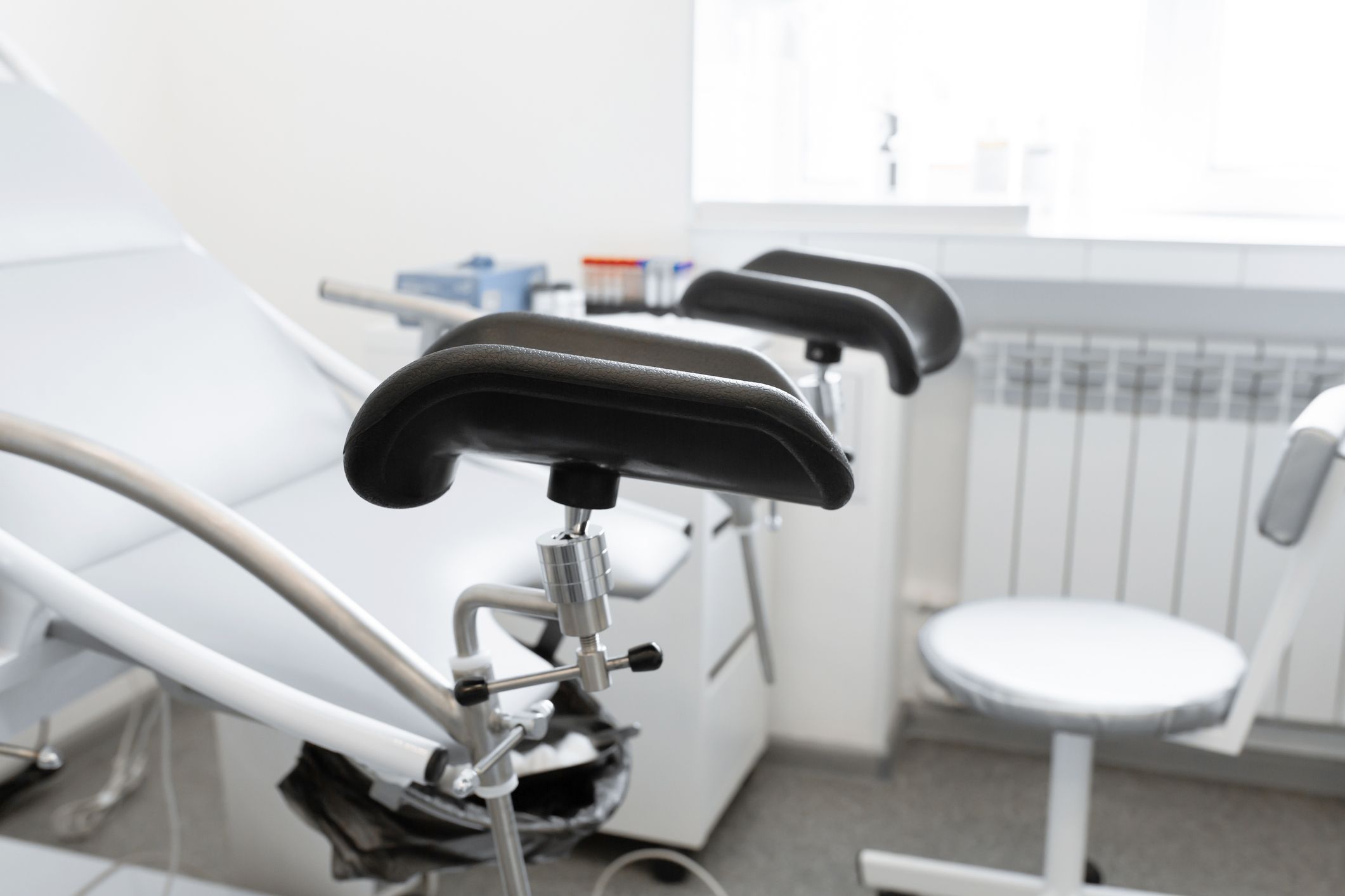 Ein Internist soll mehrere Patientinnen missbraucht und dabei gefilmt haben.