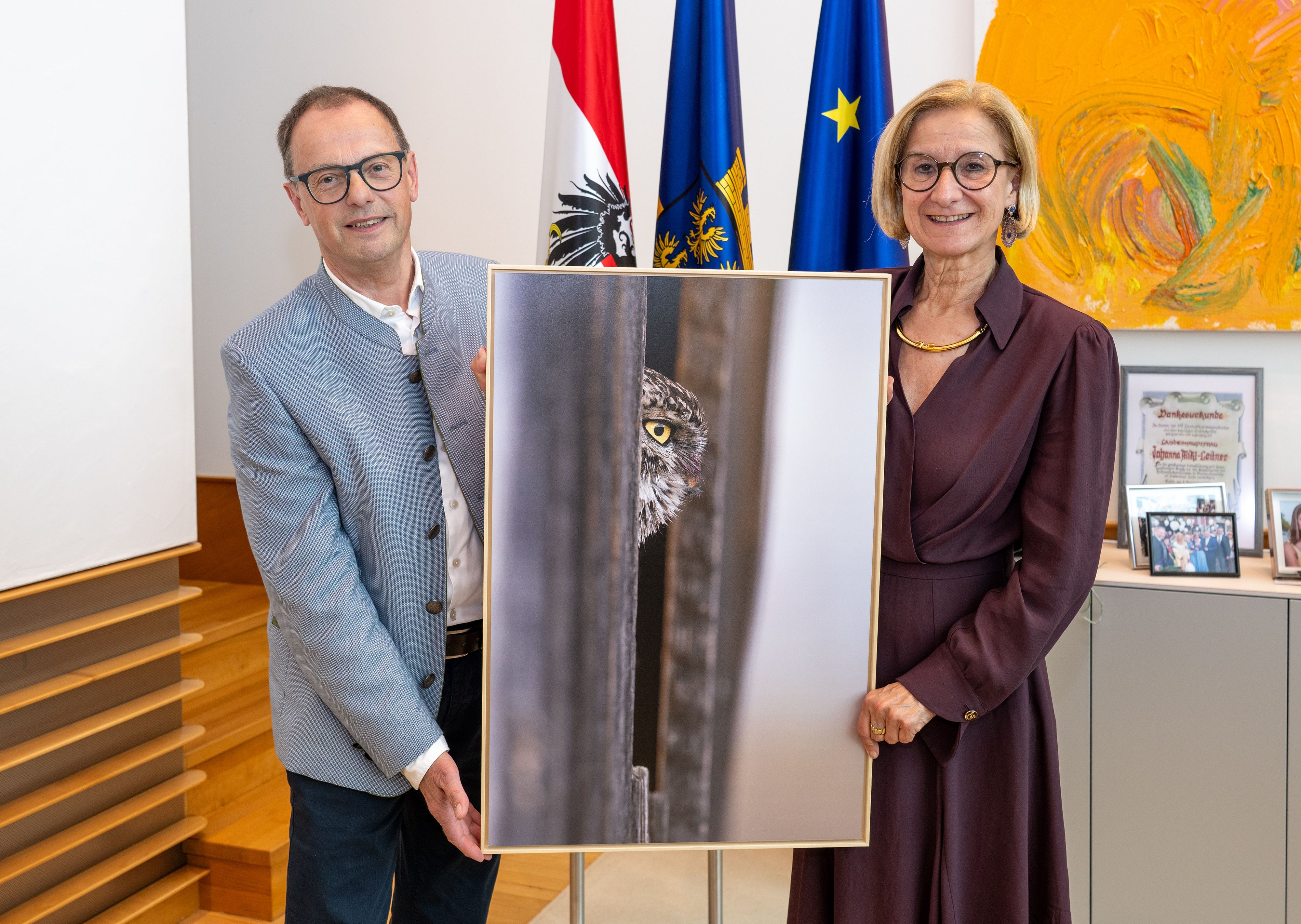 Landeshauptfrau Johanna Mikl-Leitner (ÖVP, re.) gratuliert Josef Stefan (li.), 