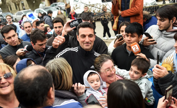 Lionel Scaloni mit den wartenden Fans. 