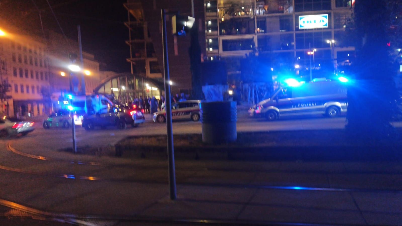 Großeinsatz am Dienstagabend: Mann verletzt Frau mit Messer beim Wiener Westbahnhof.