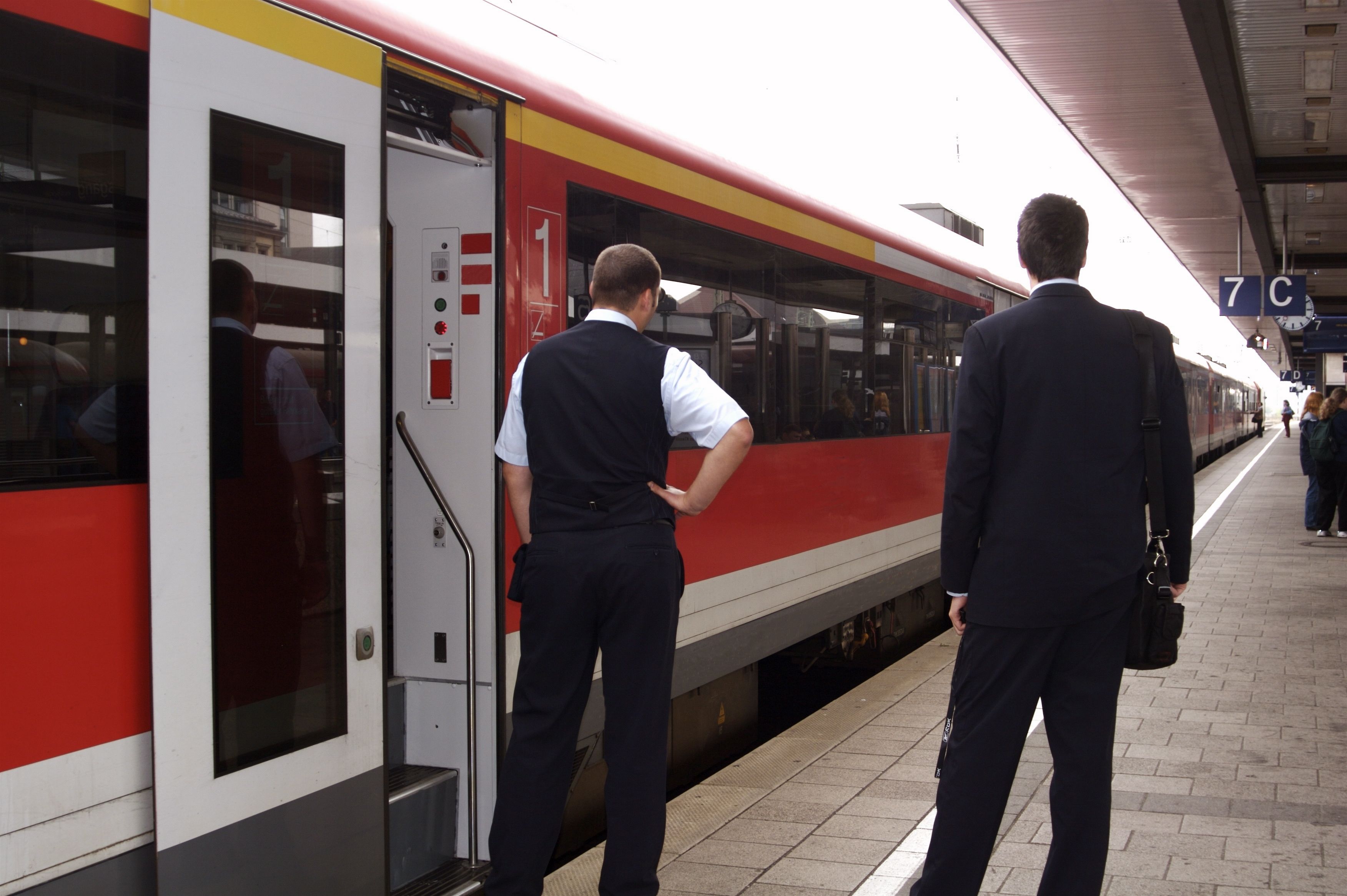 Seit 2020 wurden insgesamt 1.834 Übergriffe auf ÖBB-Mitarbeiter registriert.