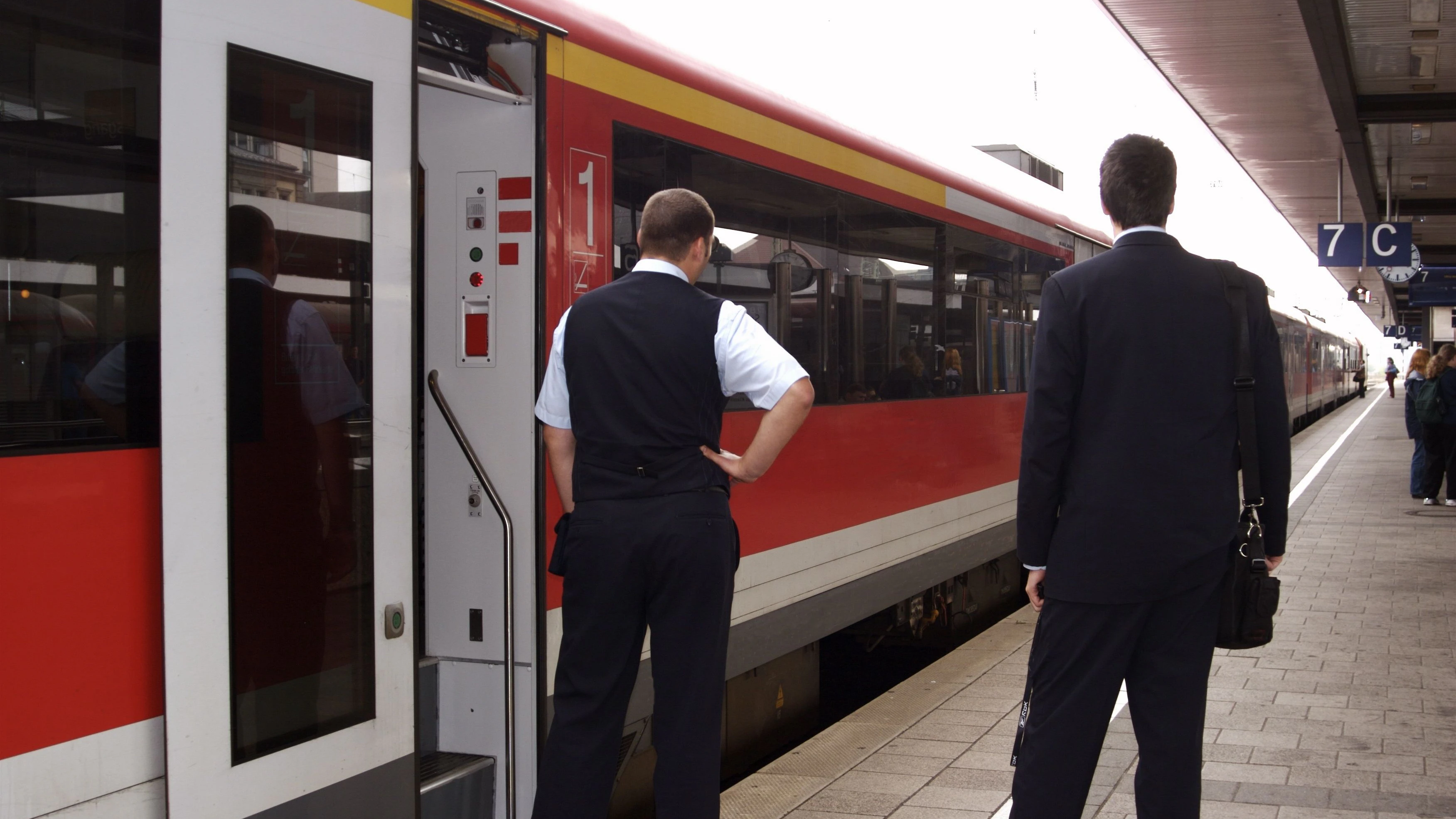 Heute.at - Schock-Zahlen! 1.834 Übergriffe auf ÖBB-Mitarbeiter