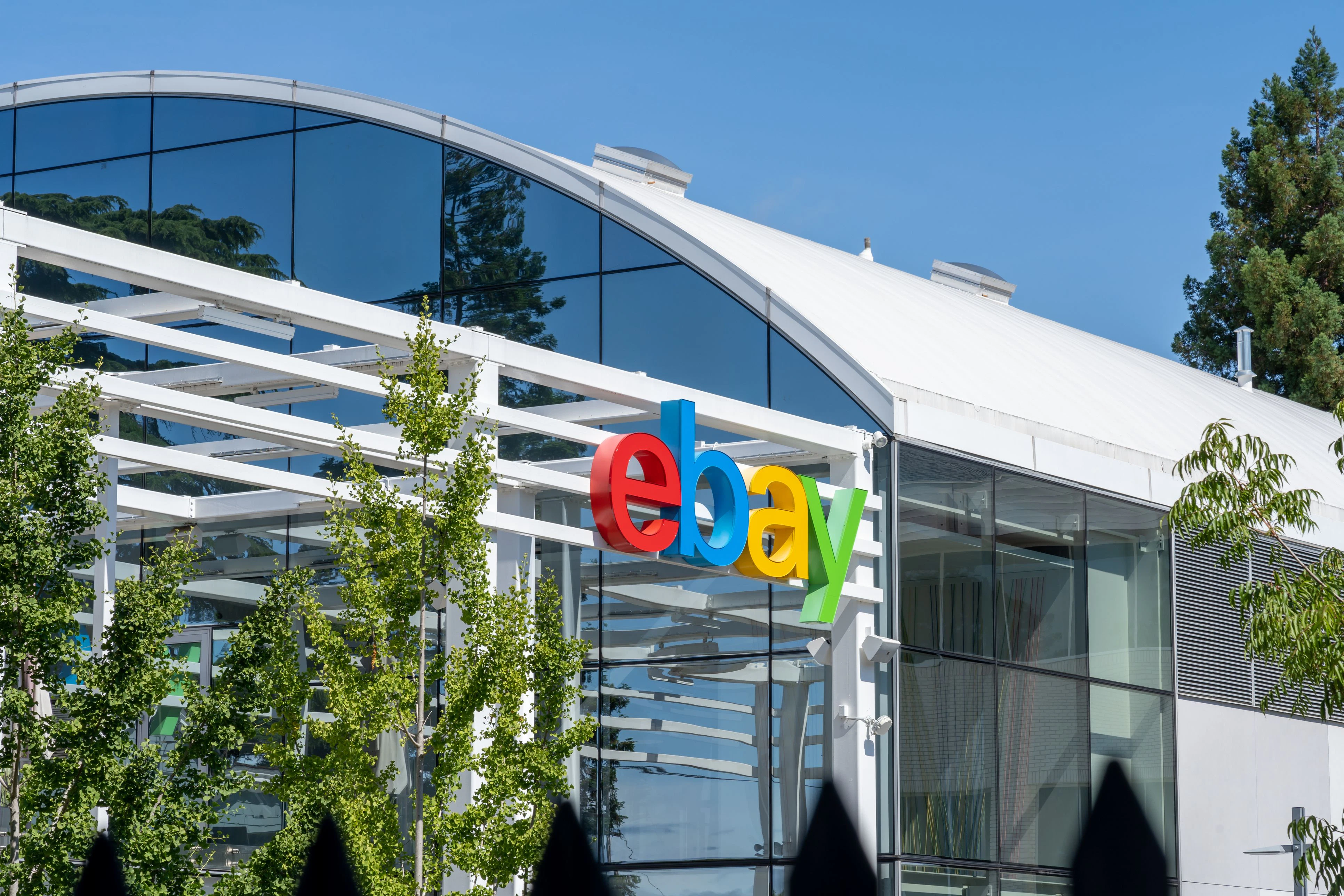 Der e-Commerce-Gigant eBay hatte 2019 einen regelrechten Terror-Krieg gegen das Blogger-Paar gestartet. Jetzt bekam er dafür die Rechnung präsentiert
