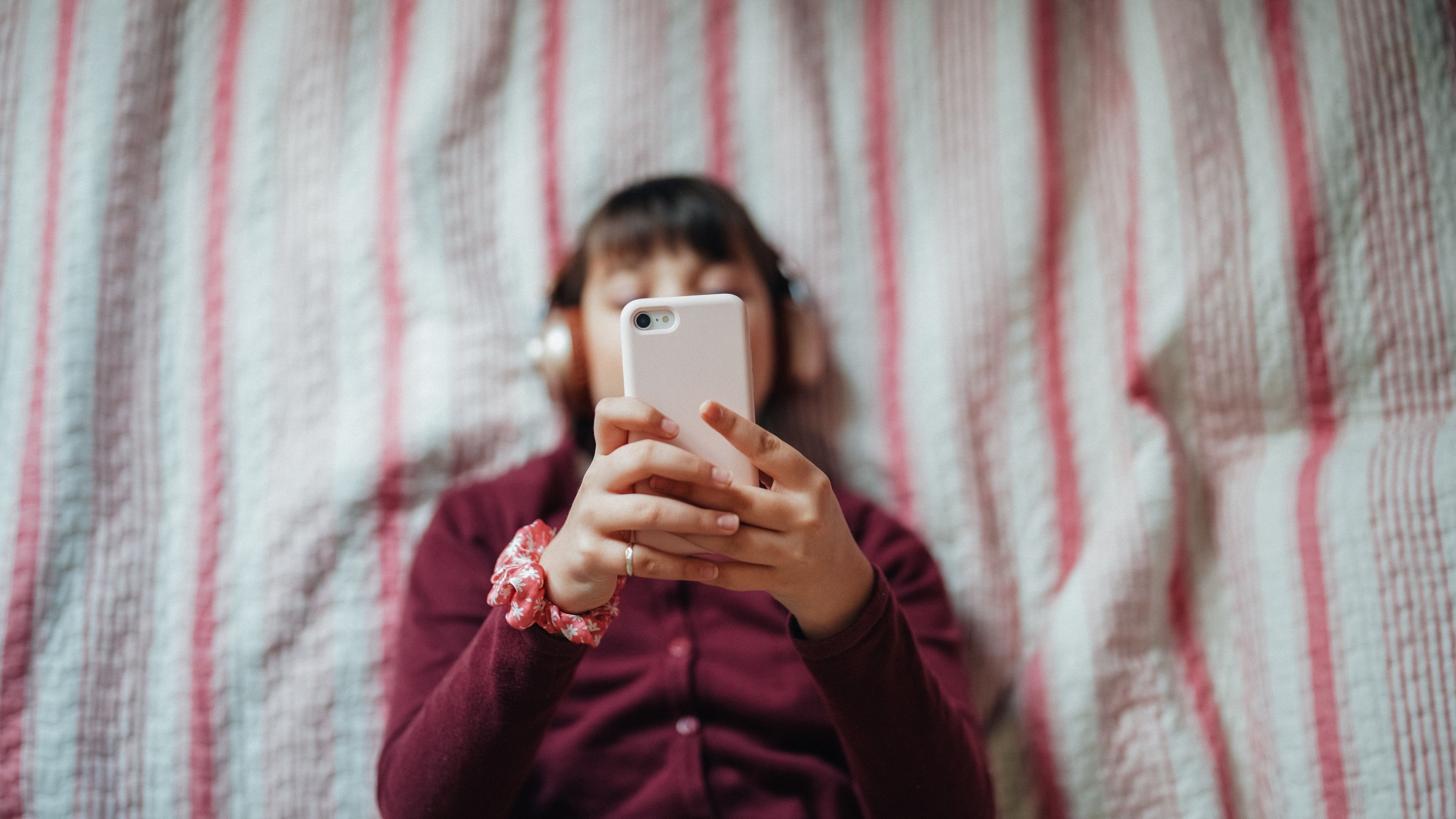 Die ISPA unterstützt strengere Regeln für Kinder im Netz. Gleichzeitig warnt sie vor rechtlichen Problemen bei einem österreichischen Alleingang.