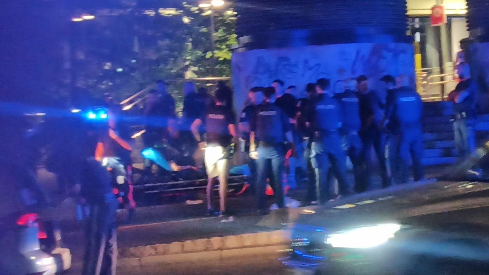 Großeinsatz am Wiener Westbahnhof: Frau mit Messer attackiert.