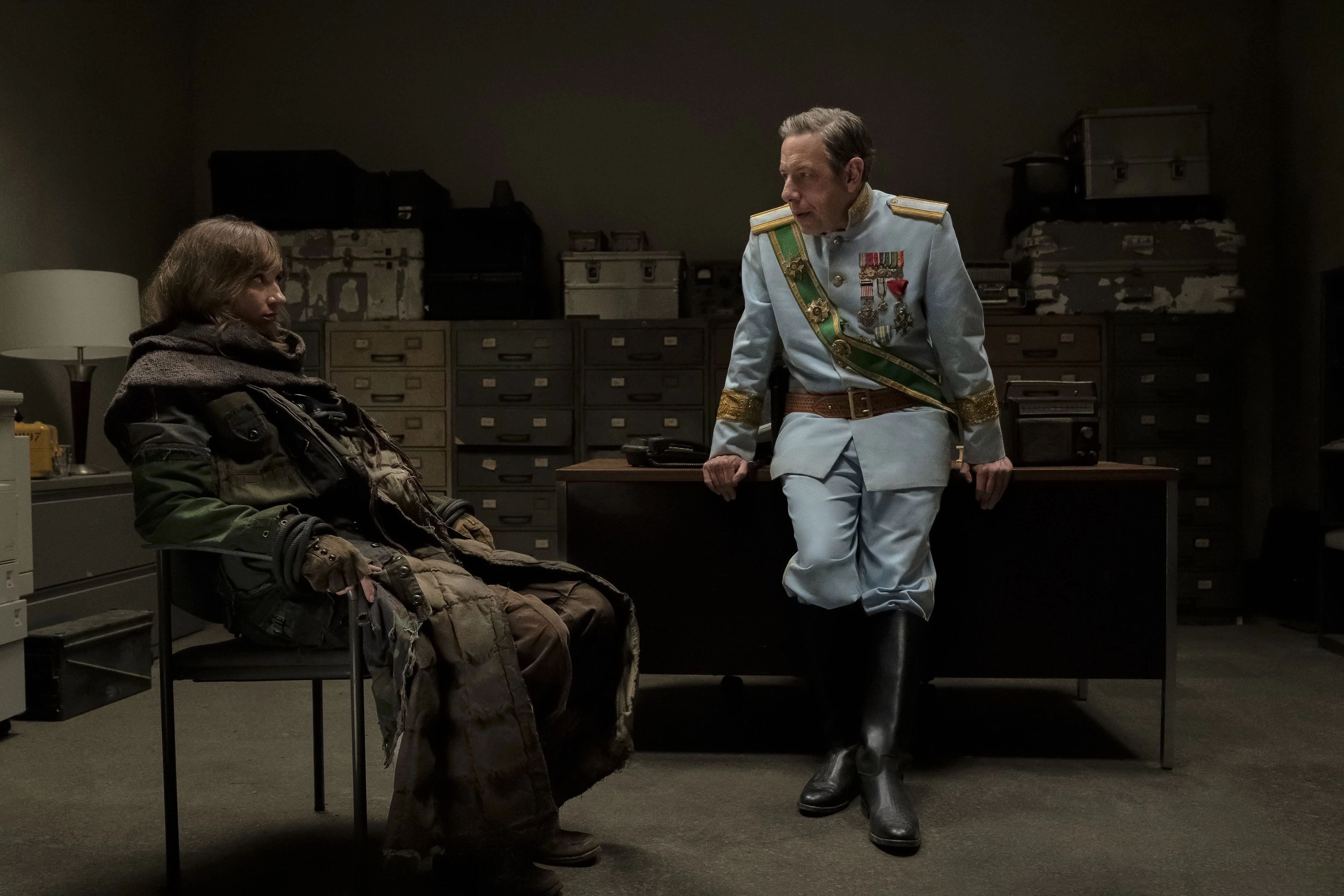 Erinnert an Lord Helmchen: Barry Kripke (John Ross Bowie) ist in der alternativen Realität von "SFTSTU" ein Warlord in Uniform