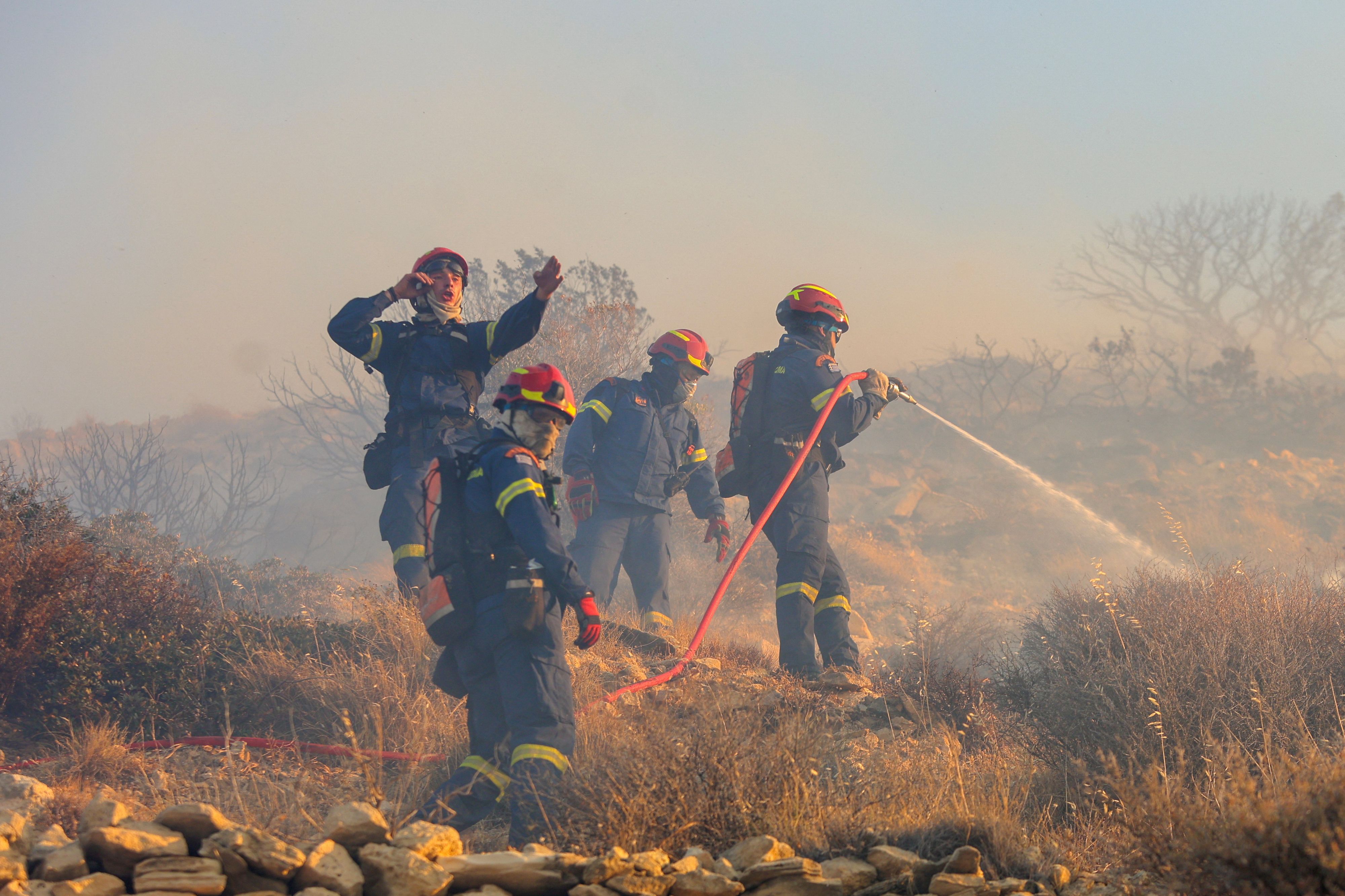 Bei Löscharbeiten bei einem Waldbrand auf Kreta sind zwei Feuerwehrleute ums Leben gekommen. (Symbolbild)