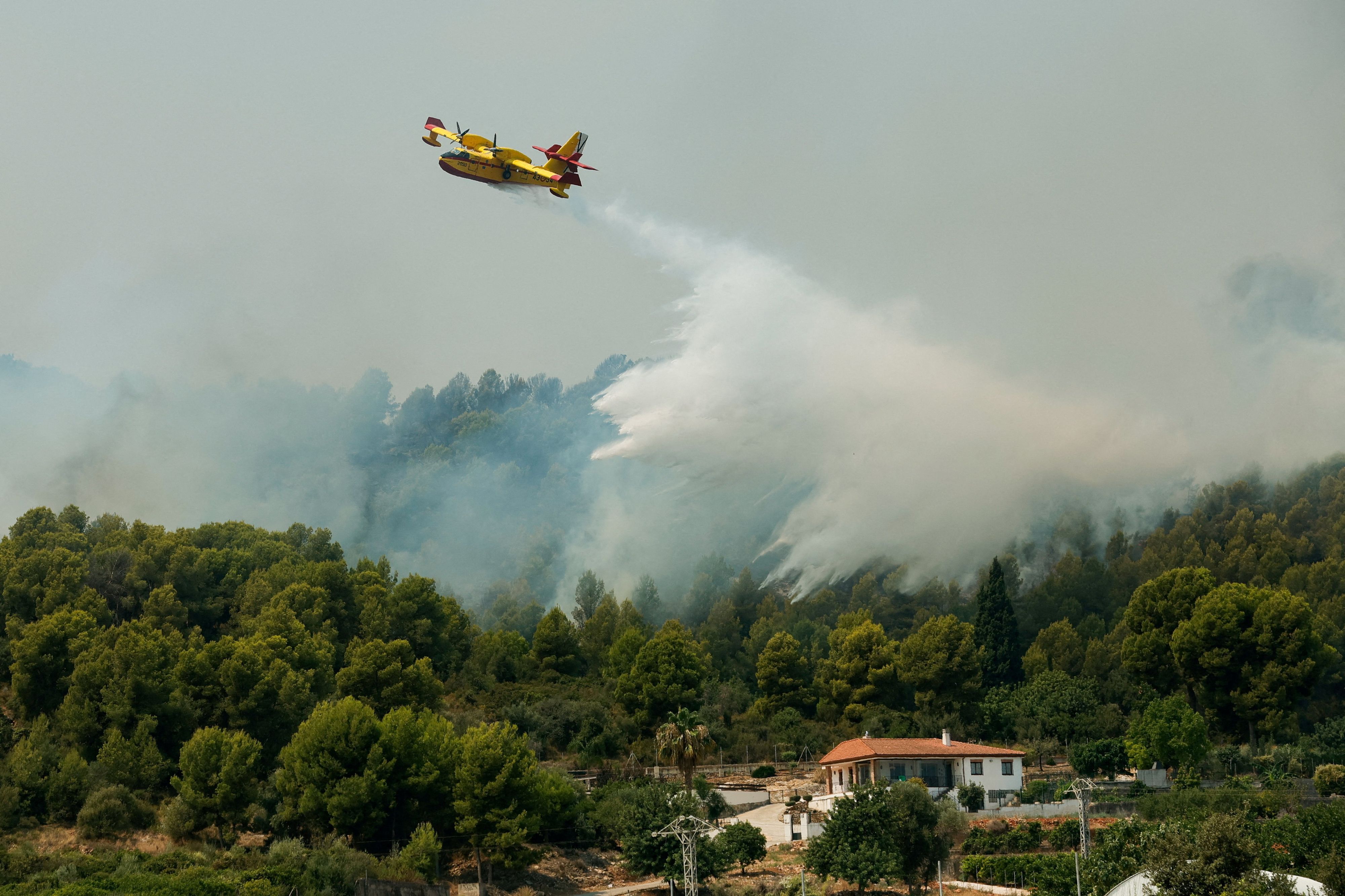 Seit Tagen unterstützt ein Salzburger Hubschrauberpilot die Löscharbeiten bei den verheerenden Waldbränden in Spanien. (Symbolbild)