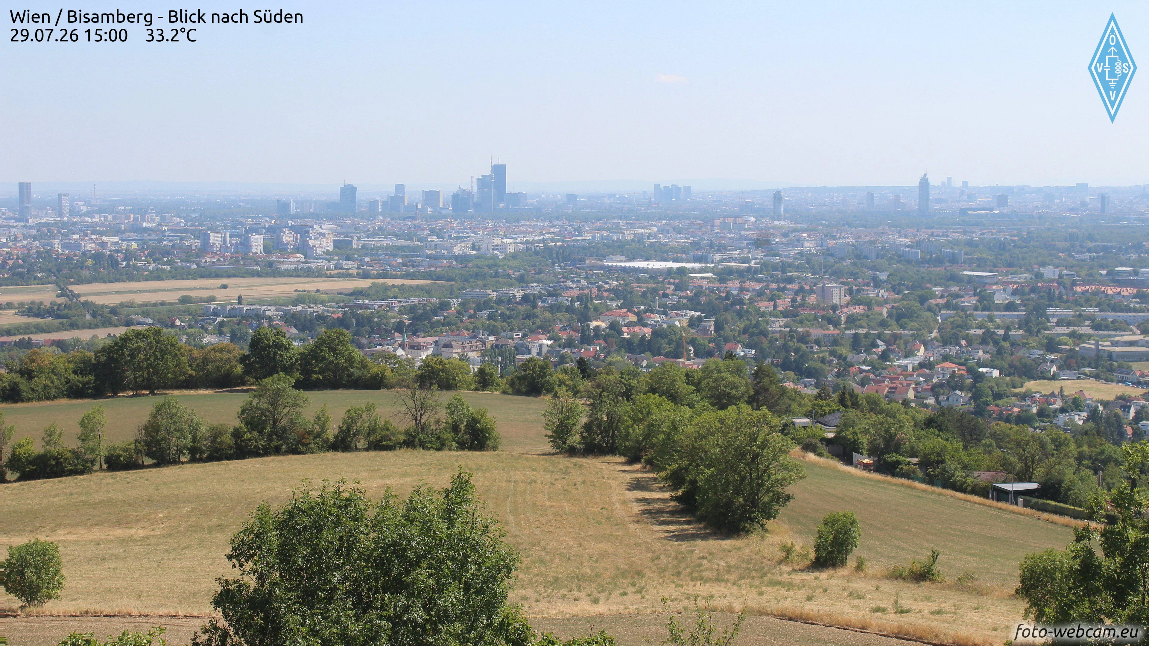 Blick auf Wien: Wiesen und Ackerflächen auf dem Bisamberg sind schon völlig ausgetrocknet.