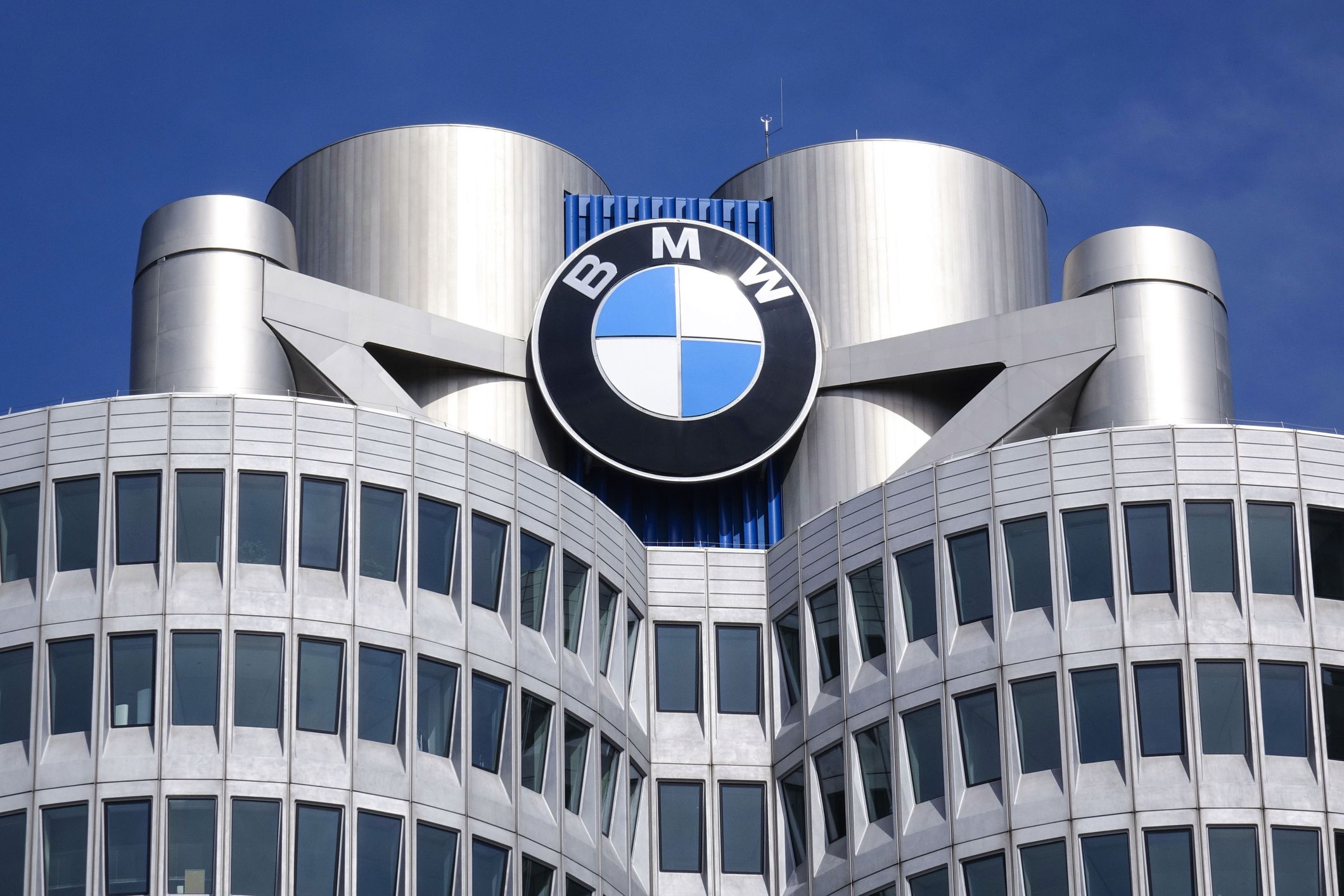 BMW will tausende Stellen abbauen.