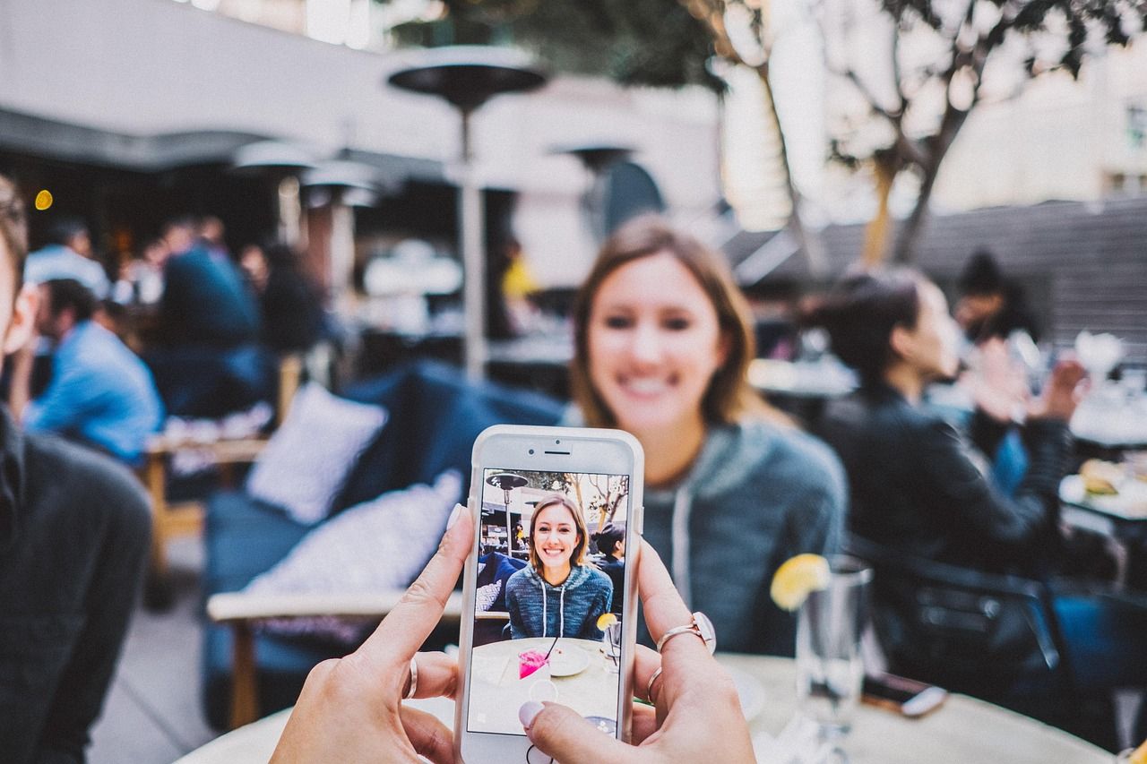 Mit dem Smartphone die Mahlzeit fotografieren
