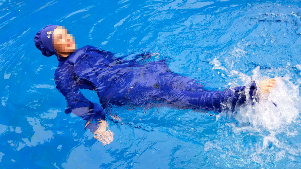 Frauen dürfen nur mit Kopfbedeckung oder Burkini ins Wasser. (Symbolbild)