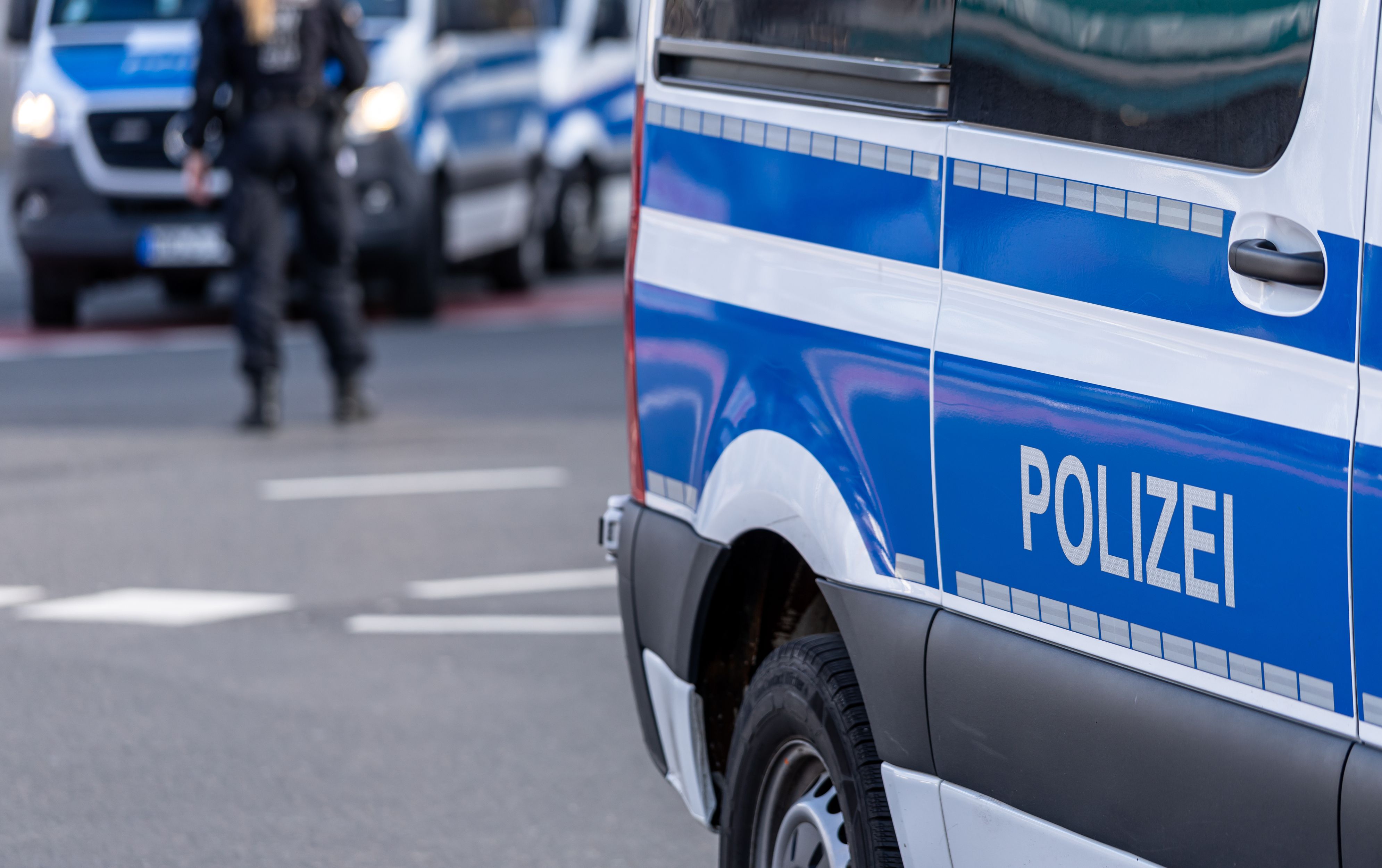 Die Polizei sperrte die Straße ab. (Symbolbild)