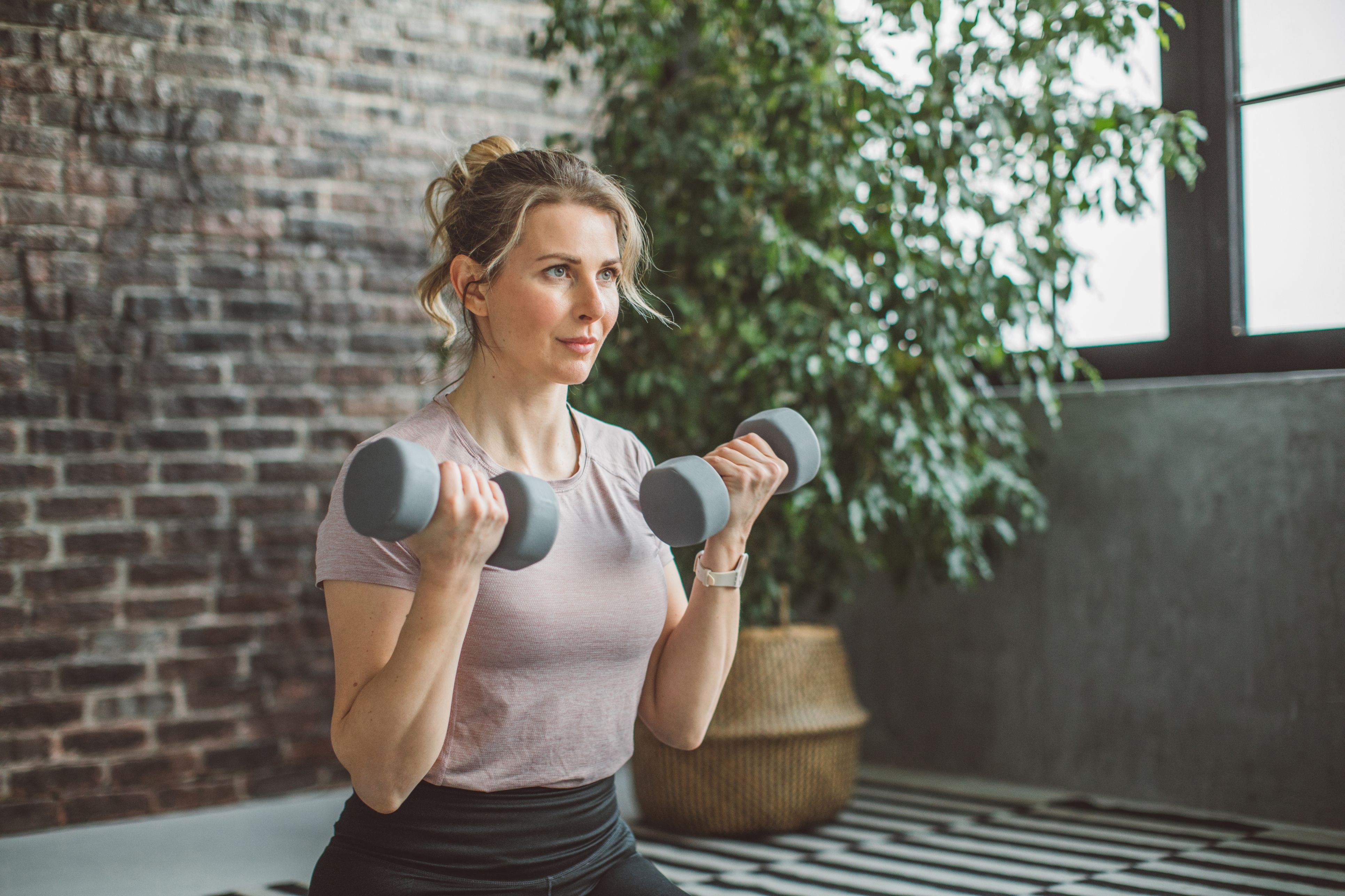 Wer gesund alt werden möchte, sollte auf Krafttraining setzen.