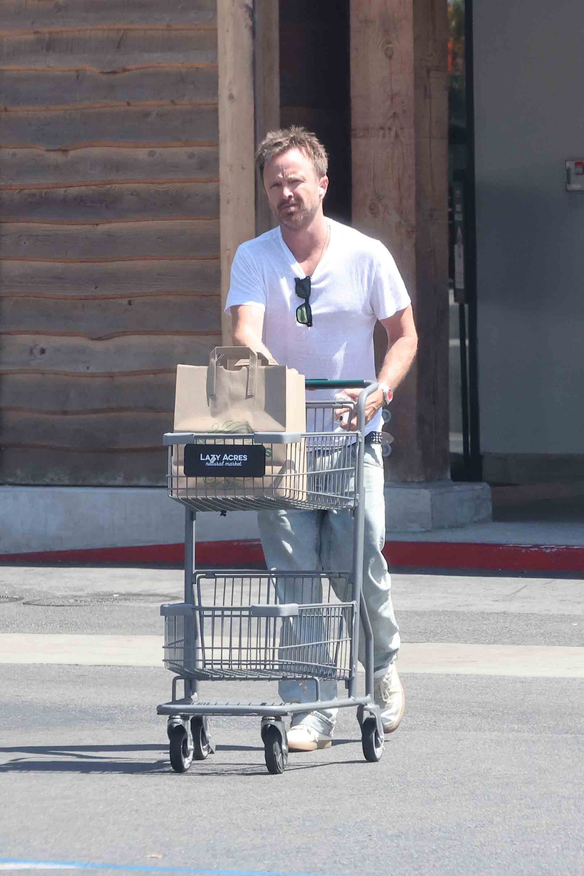 Aaron Paul mit einem Einkaufswagerl.