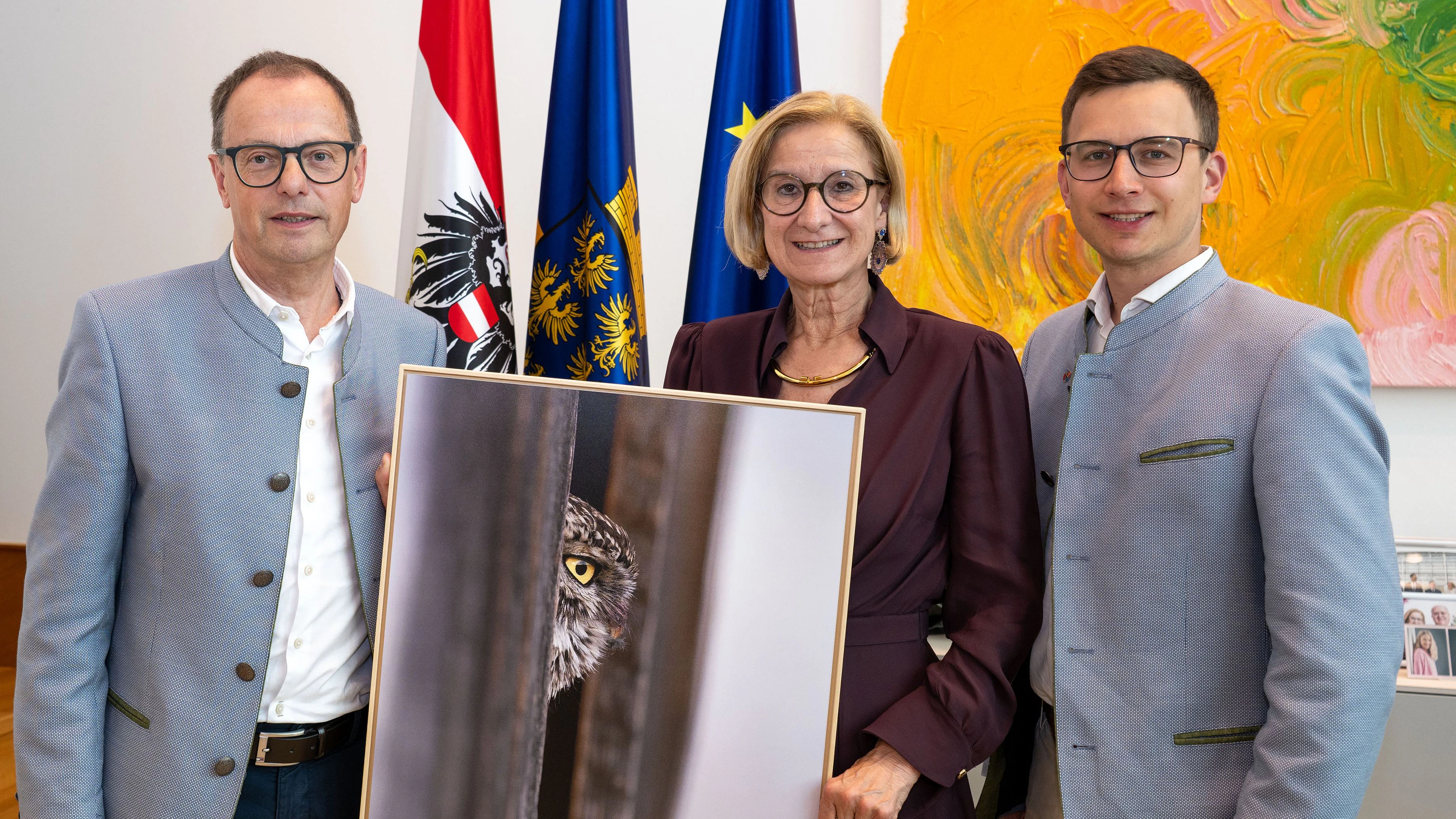 Die Freude über die Auszeichnung ist groß (v.l.n.r.): Naturfotograf Josef Stefan, Landeshauptfrau Johanna Mikl-Leitner (ÖVP) und Stefan Schröter (ÖVP), Bürgermeister von Ziersdorf.