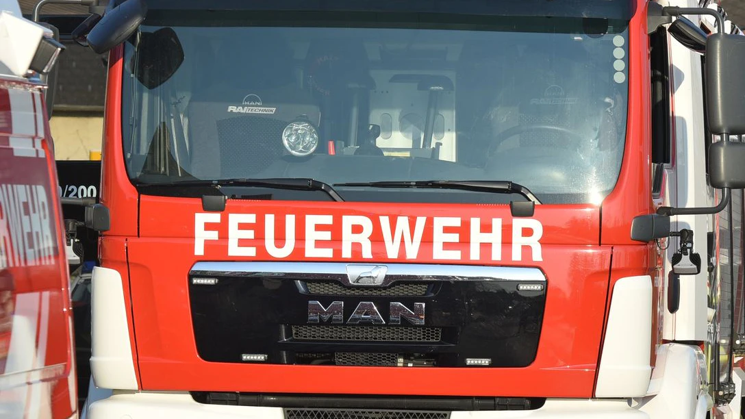 Die Feuerwehr steht im Großeinsatz. (Symbolbild)