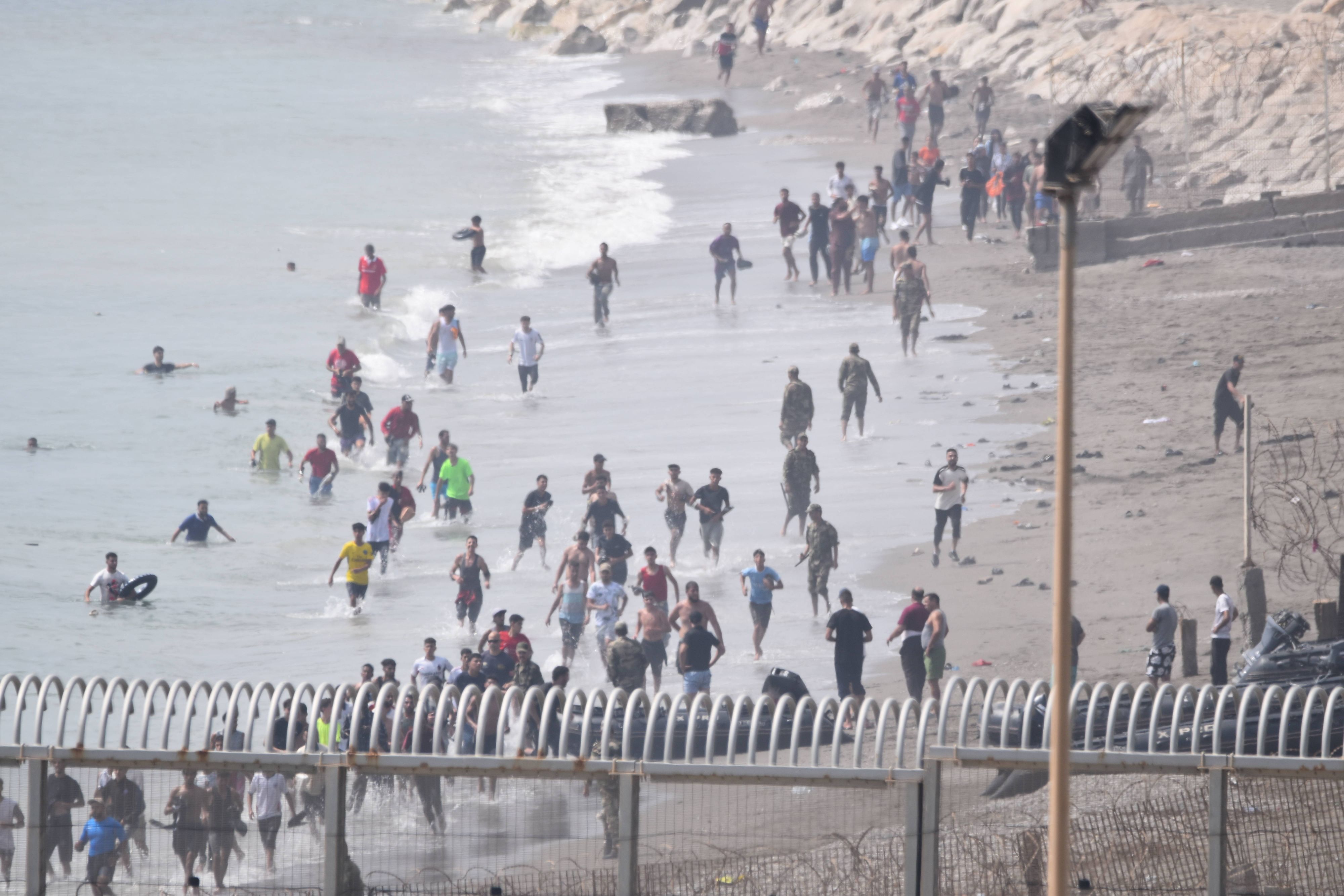 Heute.at - Neuer Migranten-Ansturm auf Europa: Videos zeigen alles