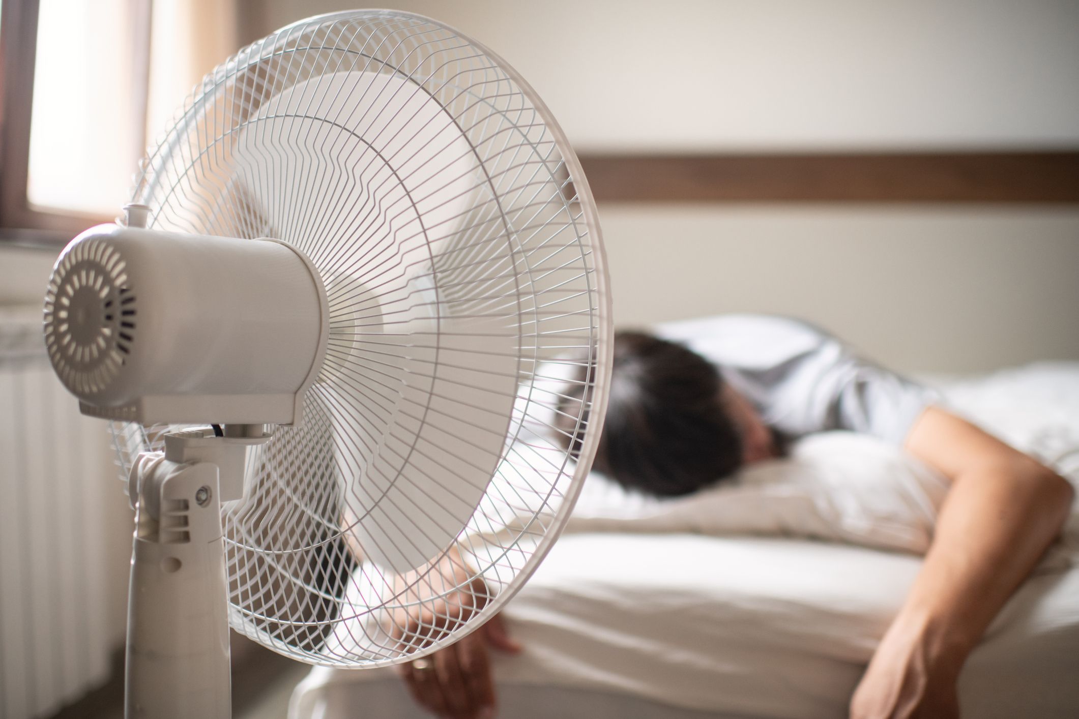 Während draußen die Temperaturen kaum unter 20 Grad fallen, verwandeln sich viele Schlafzimmer in regelrechte Backöfen.