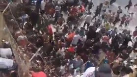 Heute.at - Migranten überrennen die Hafenstadt, überall Chaos!