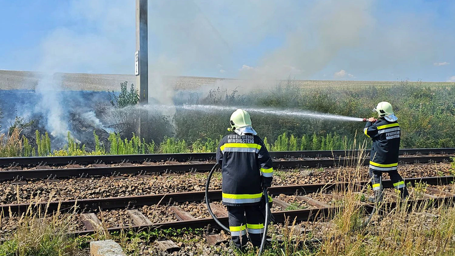 Großeinsatz bei Bahndammbrand