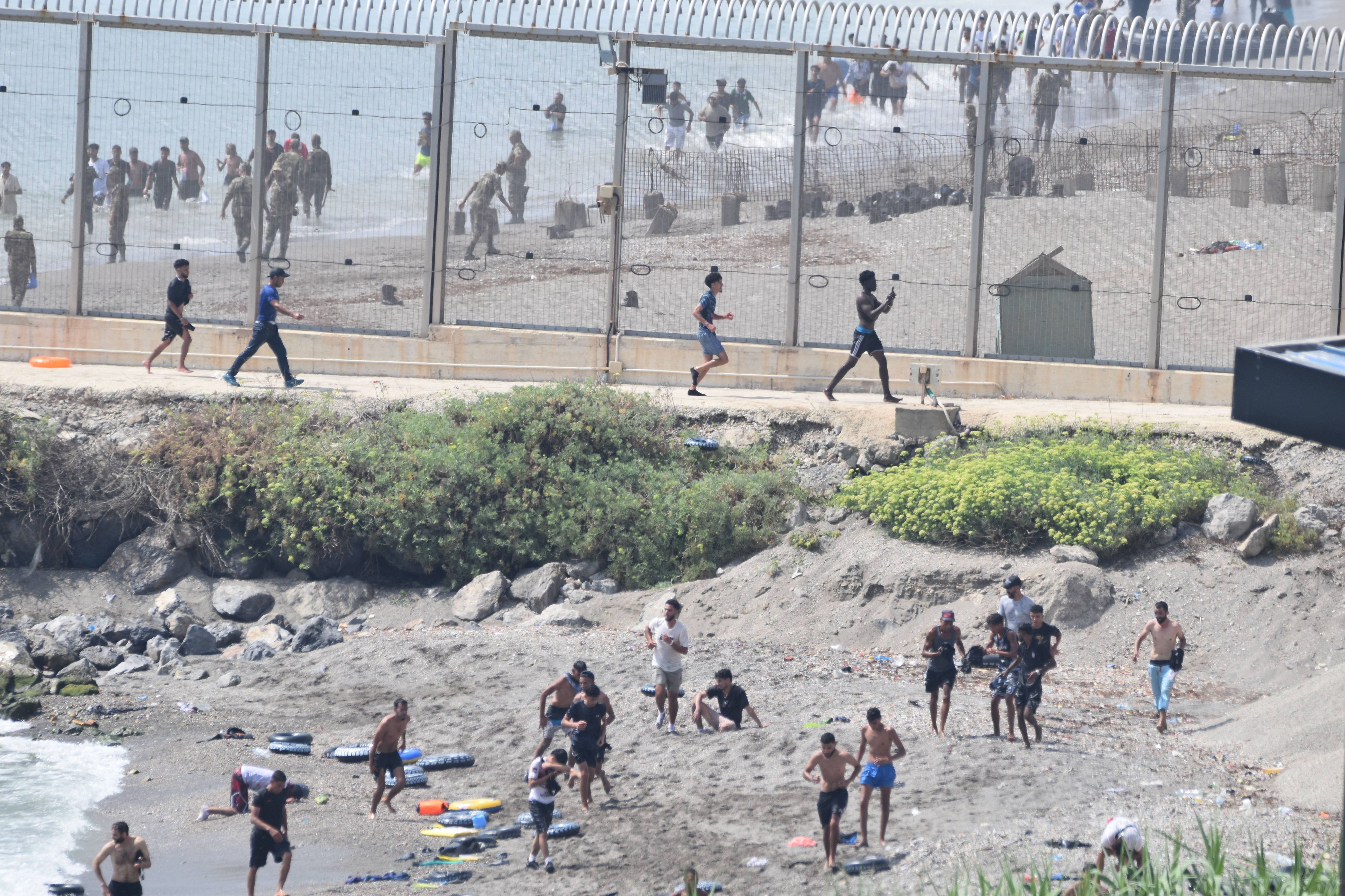Am Donnerstag kamen Tausende Migranten in Ceuta an.