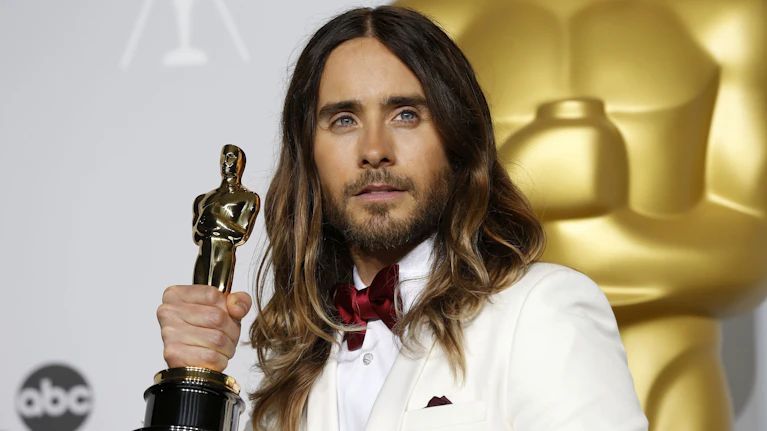 Eine neue BBC-Dokumentation erhebt schwere Vorwürfe gegen den Hollywood-Star, Oscar-Preisträger und Musiker Jared Leto. Zehn Frauen berichten von sexuellen Übergriffen, als sie Teenager waren. Der 54-Jährige weist alle Anschuldigungen zurück. Was bekannt ist.