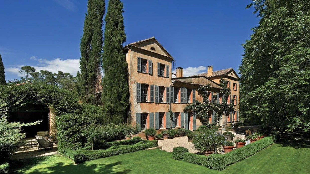 Das Luxus-Weingut mit sechs Schlafzimmern und einem Weinkeller kauften die Clooneys für knapp 8 Millionen Euro.