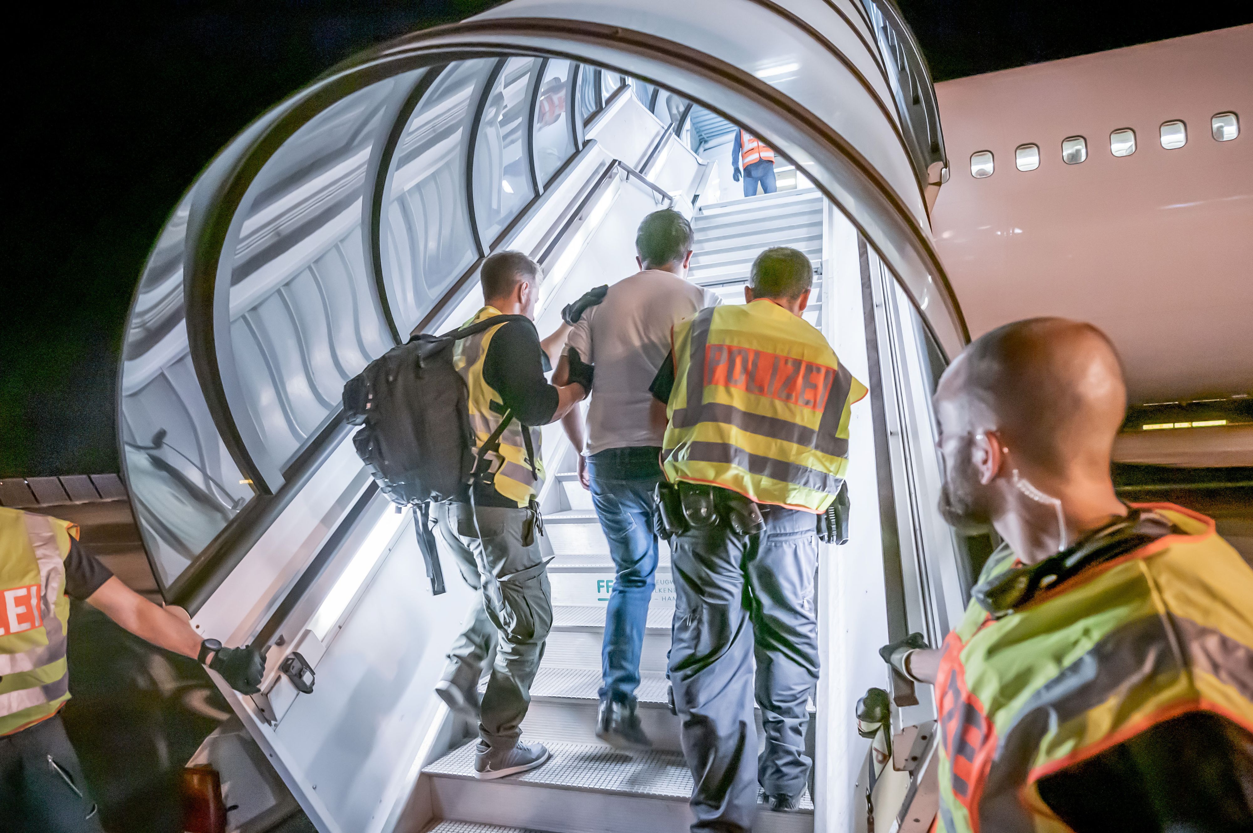 Heute.at - Abschiebung geplatzt! Algerier narrt Behörden erneut