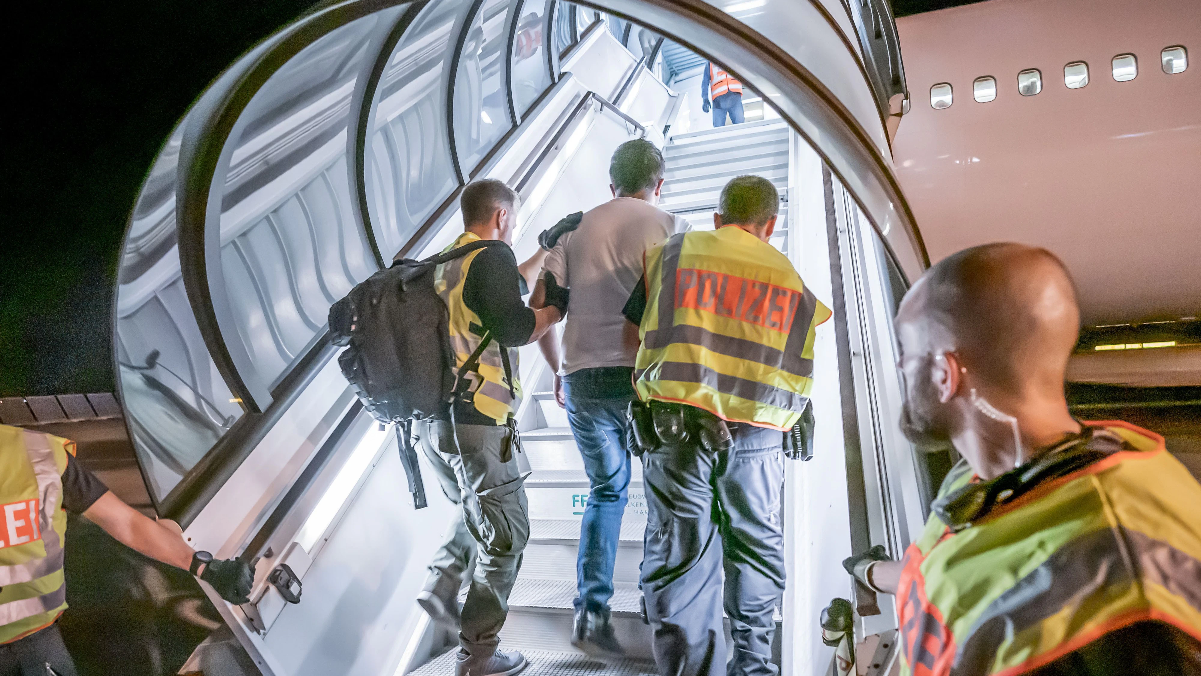 Heute.at - Abschiebung geplatzt! Algerier narrt Behörden erneut