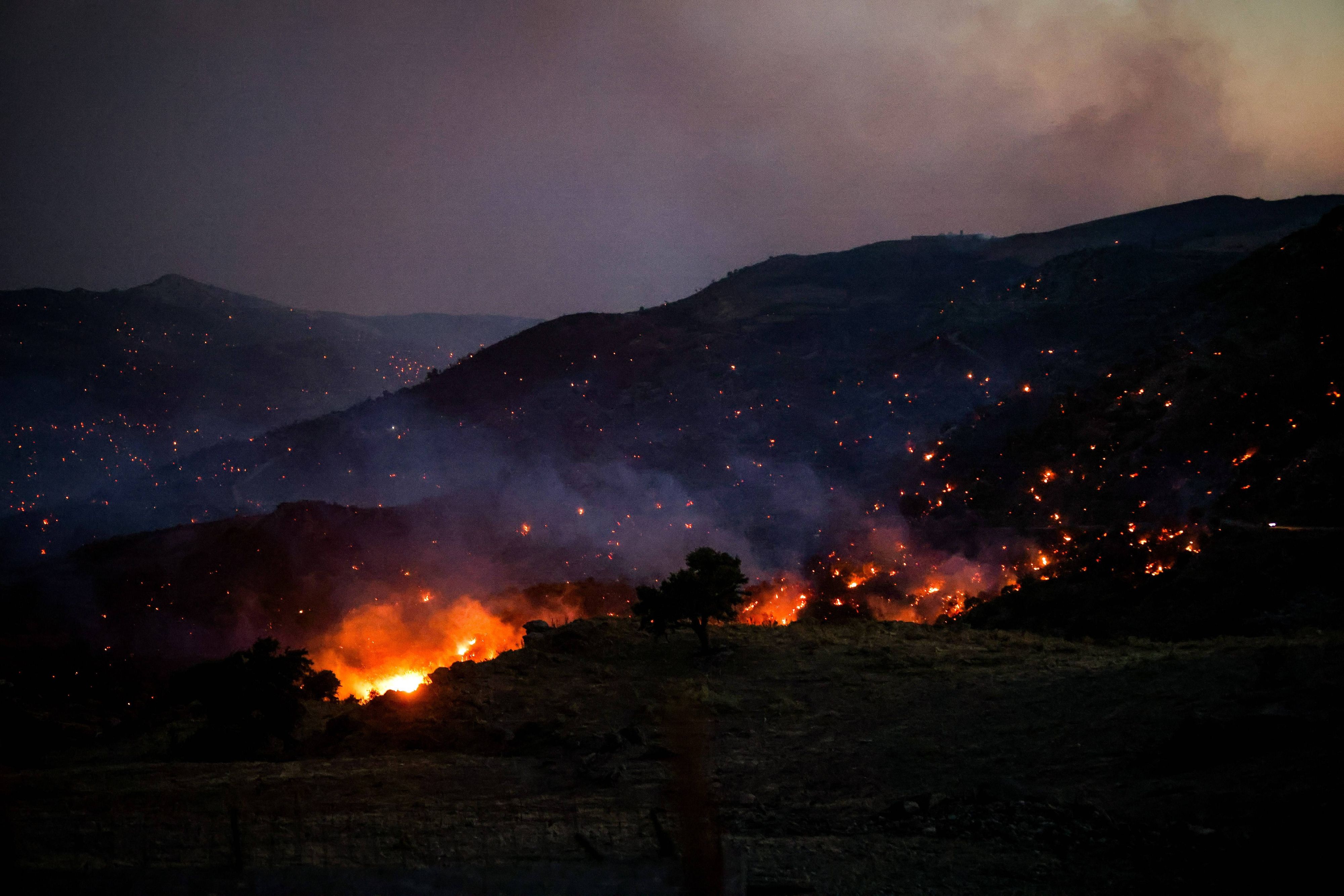 Am 29. Juli 2026 steigt Rauch von einem Waldbrand in Rethymno auf der griechischen Insel Kreta auf. Zwei Feuerwehrleute kamen am Mittwoch bei der Bekämpfung eines sich rasant ausbreitenden Waldbrands in Rethymno auf der griechischen Insel Kreta ums Leben, als orkanartige Winde das Feuer entlang einer mehr als 15 Kilometer langen Front anfachten.
