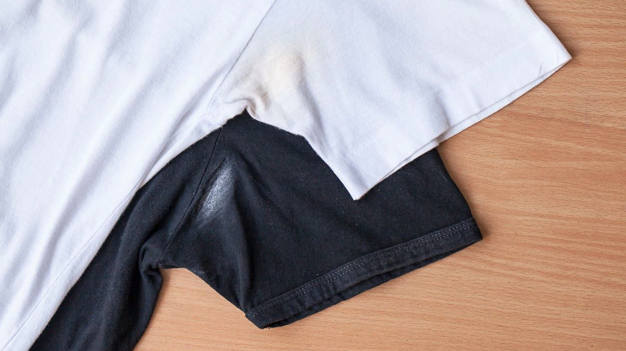 Deoflecken auf einem weißen und schwarzen T-shirt