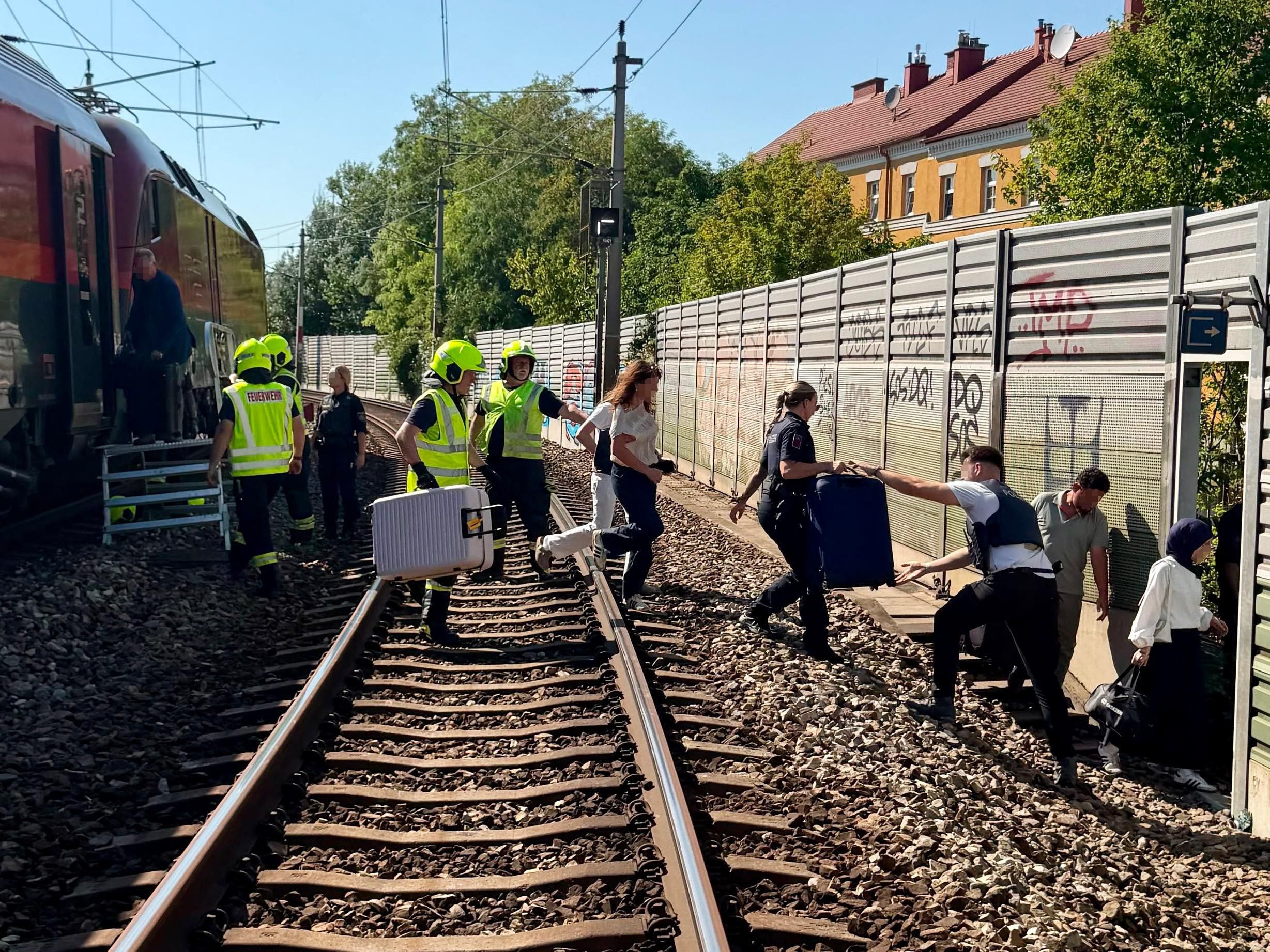 Heute.at - Zug-Panne! 250 Passagiere aus Railjet evakuiert