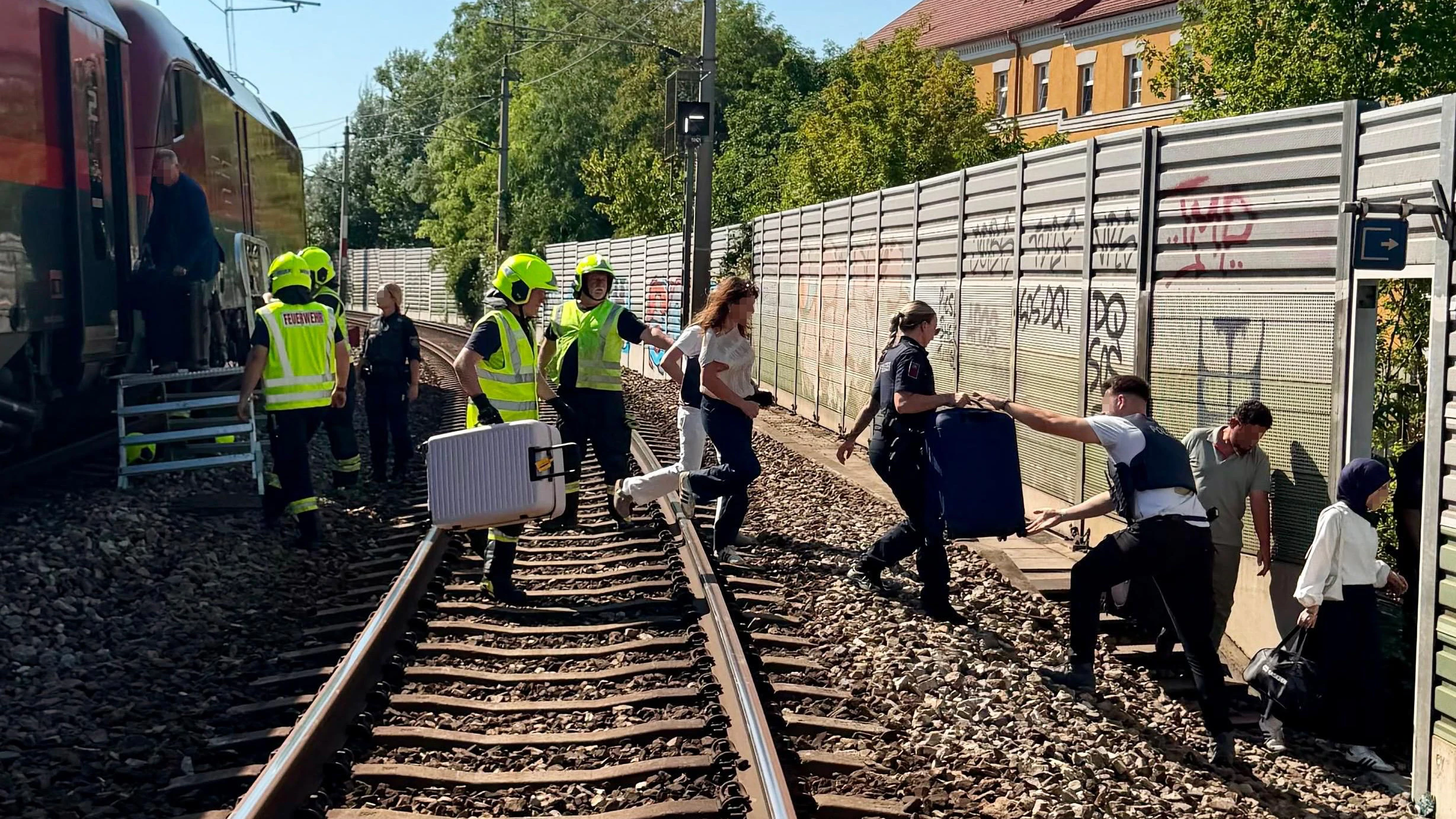 Heute.at - Zug-Panne! 250 Passagiere aus Railjet evakuiert