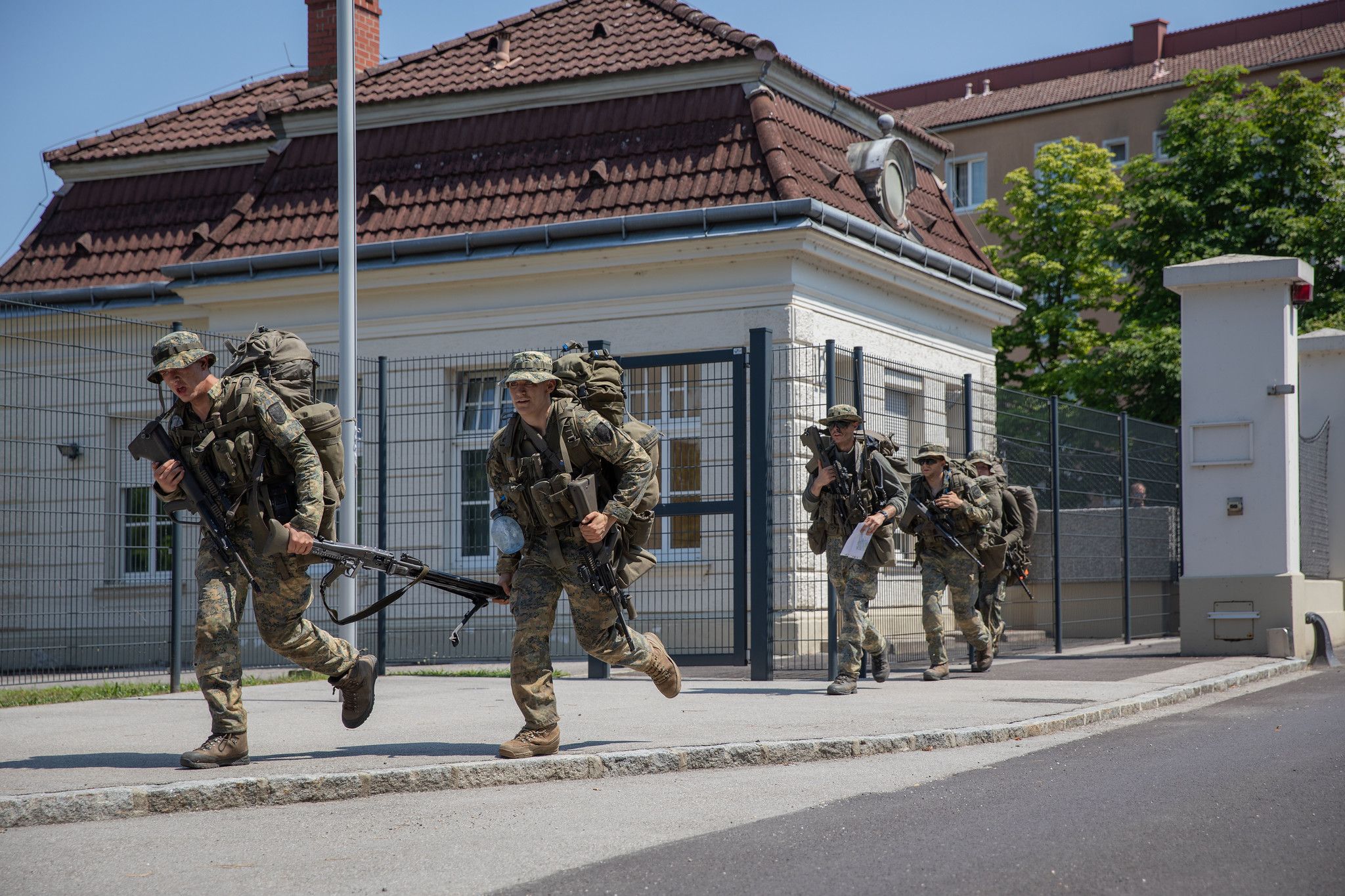 Grundwehrdiener werden länger ackern müssen (im Bild Offiziersanwärter bei einer Belastungsübung).