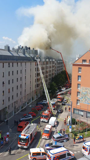 Dachbrand Wien-Meidling: Großaufgebot der Feuerwehr bekämpft Flammen und Rauchsäule, Gebiet gesperrt. Aktuelle Entwicklungen im Überblick.