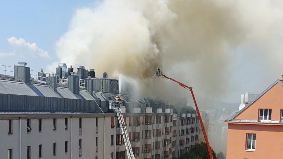 Heute.at - Riesige Rauchsäule über Wien! Großeinsatz in Meidling