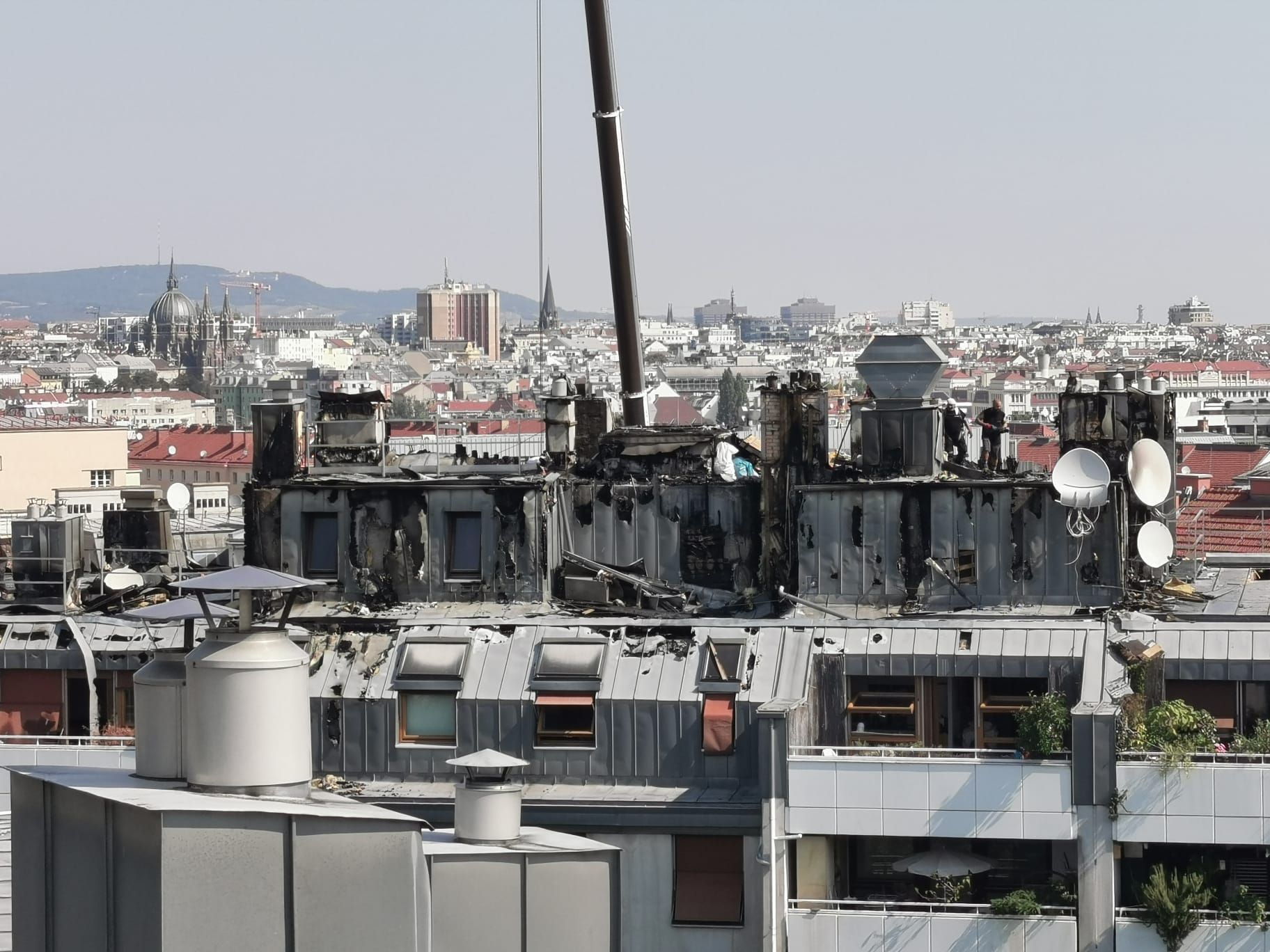 Heute.at - Mega-Dachbrand: Feuerwehr löschte bis in die Früh