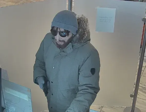 Verkleidet und maskiert raubte der Täter im März die Volksbank in Ferlach aus - und machte sich mit dem Fahrrad aus dem Staub.