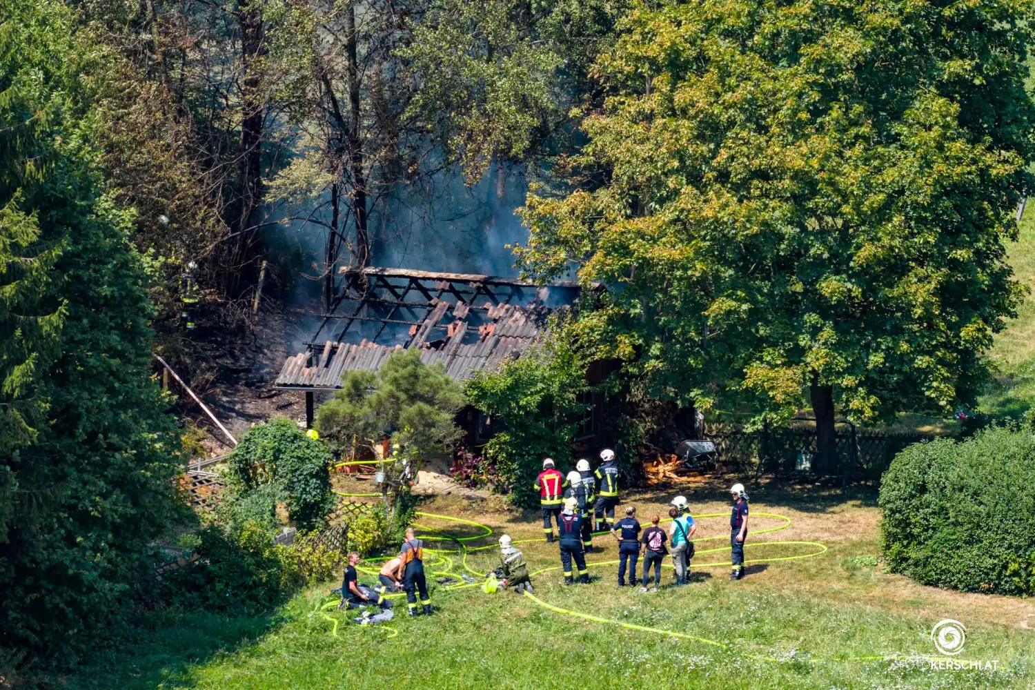 Heute.at - Hütte in Vollbrand – dann greifen Flammen auf Wald über