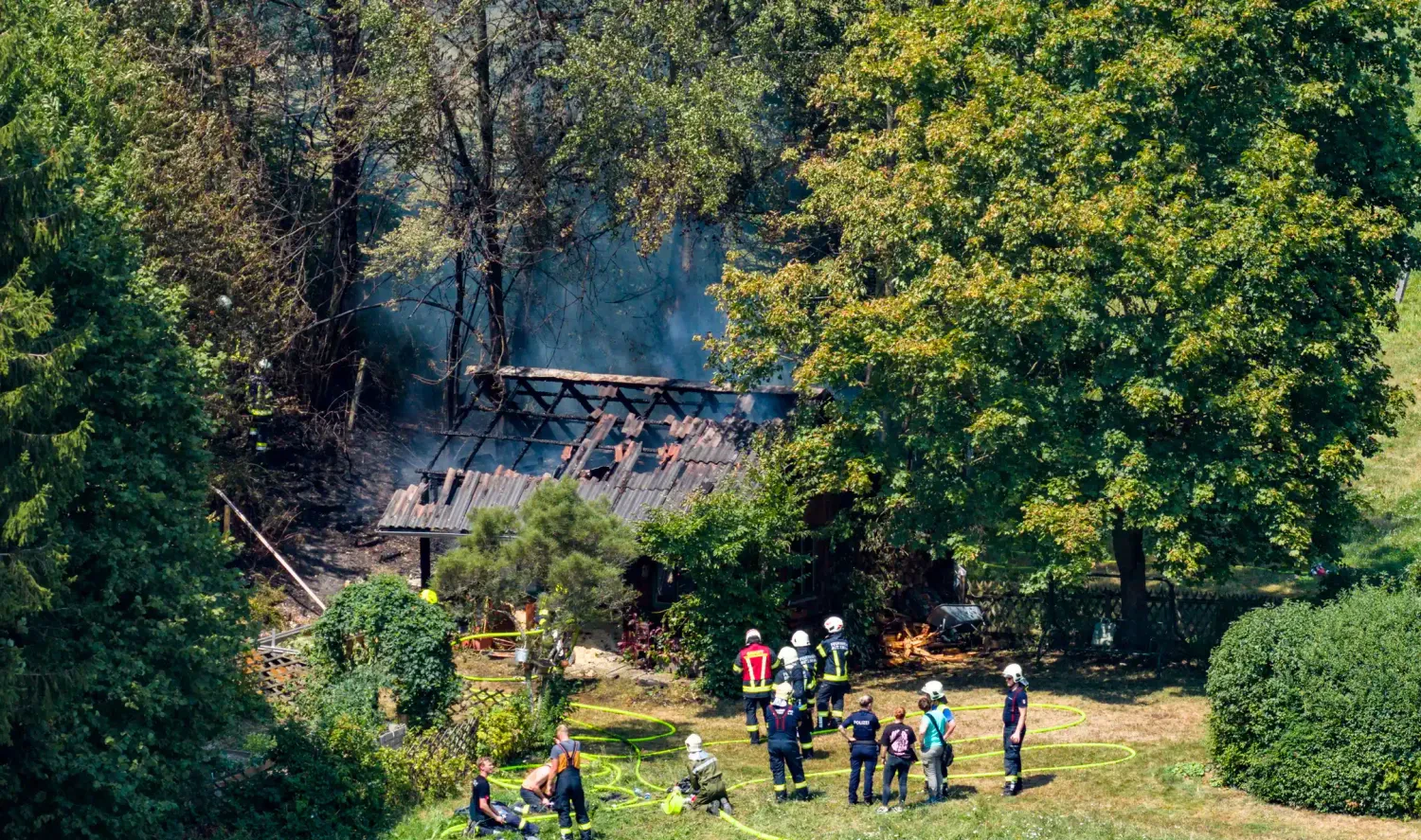 Heute.at - Hütte in Vollbrand – dann greifen Flammen auf Wald über