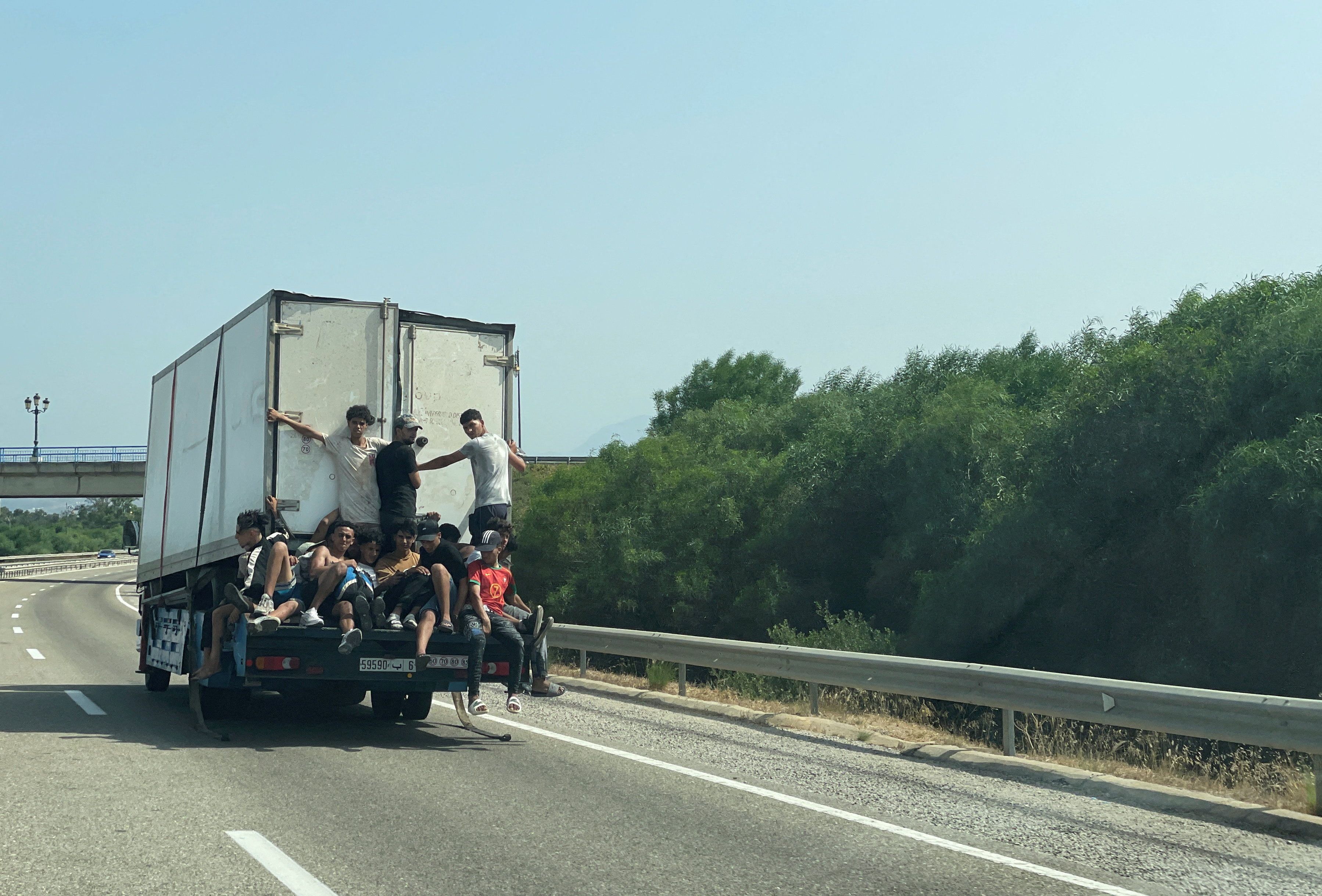 Migranten warten auf der marokkanischen Seite der Grenze in Fnideq auf eine Gelegenheit, in die spanische Exklave Ceuta zu gelangen.