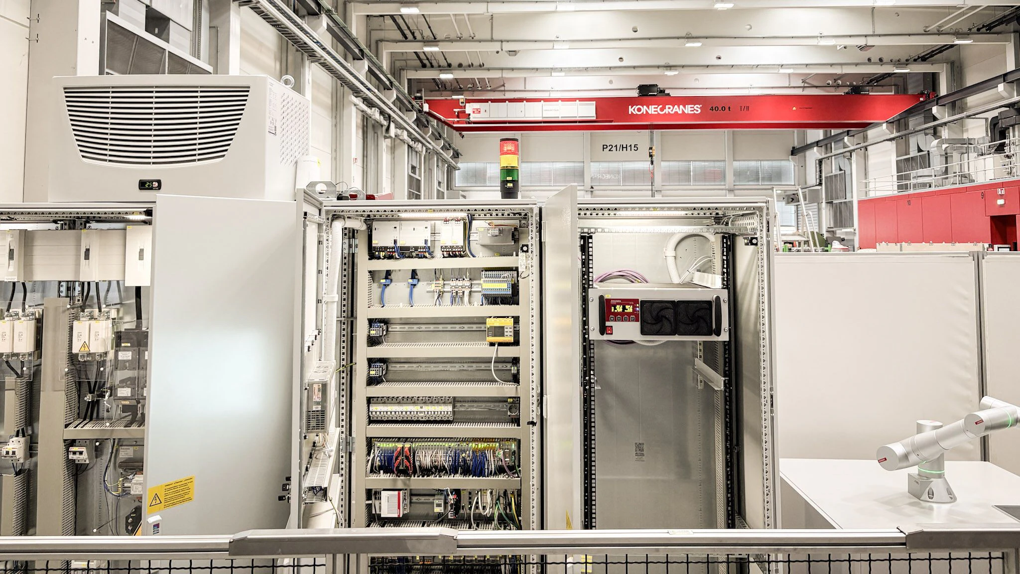 Der Schaltschrank der Austrian DC Pilot Factory steuert das Zusammenspiel von Photovoltaik, Produktionsanlagen und bidirektional ladenden Elektrofahrzeugen innerhalb des Gleichstromnetzes.