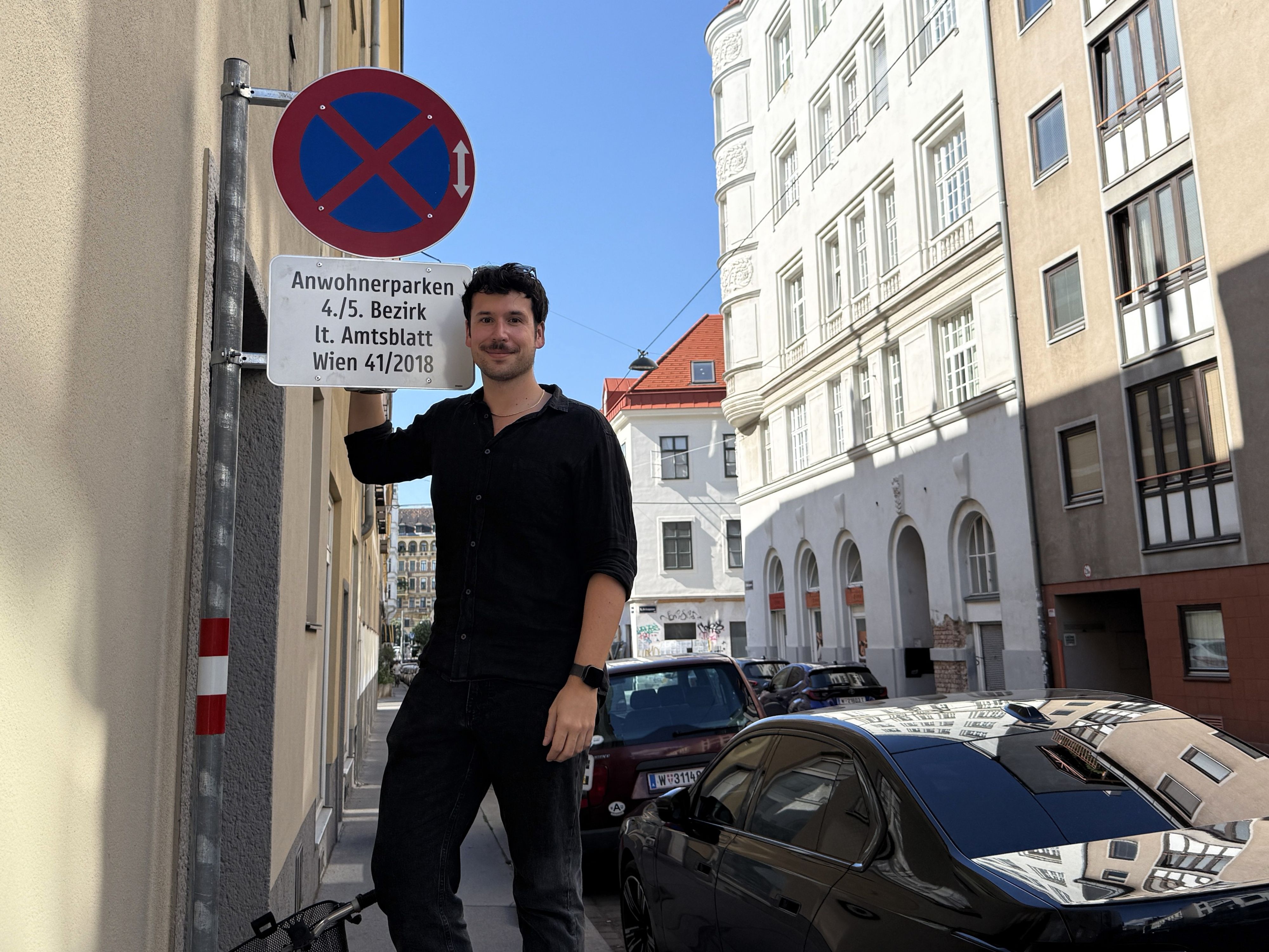 Anwohner*innen-Parken im Naschmarktgrätzl kommt ab 3. August. Bezirkschef Luxenberger bringt bereits die ersten Tafeln an.