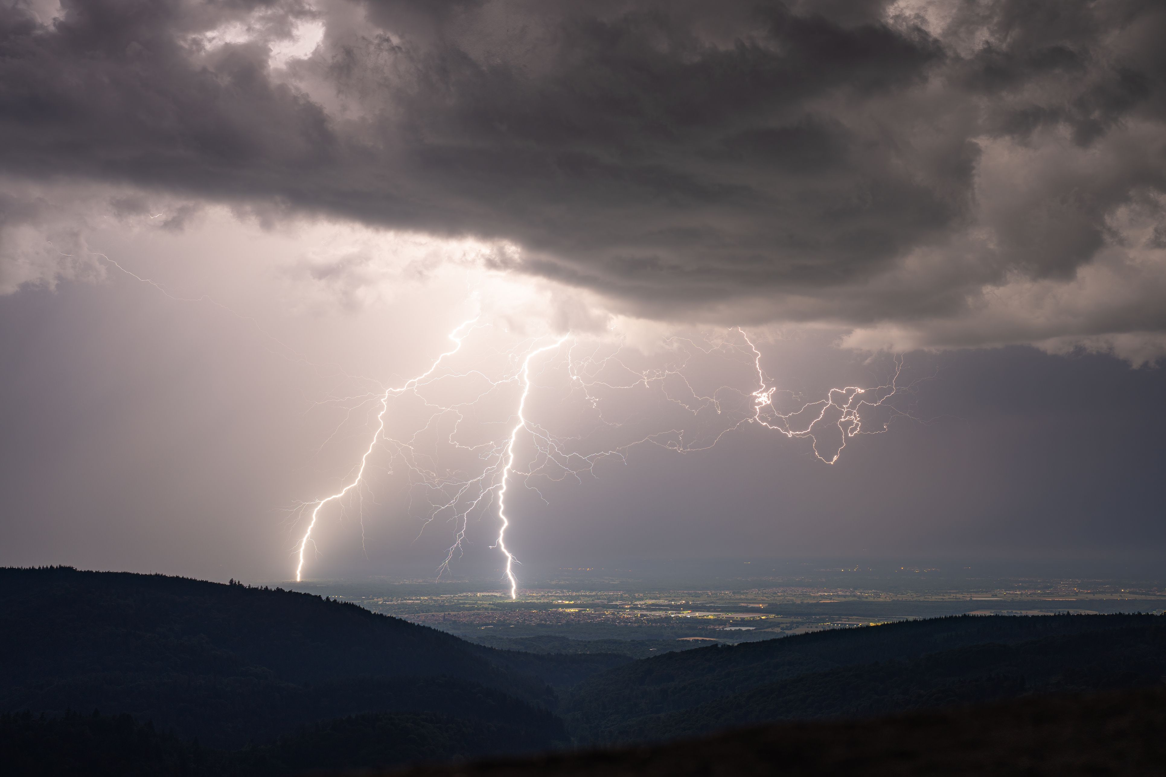 Heftige Gewitter fegten am Freitagabend über das Land.