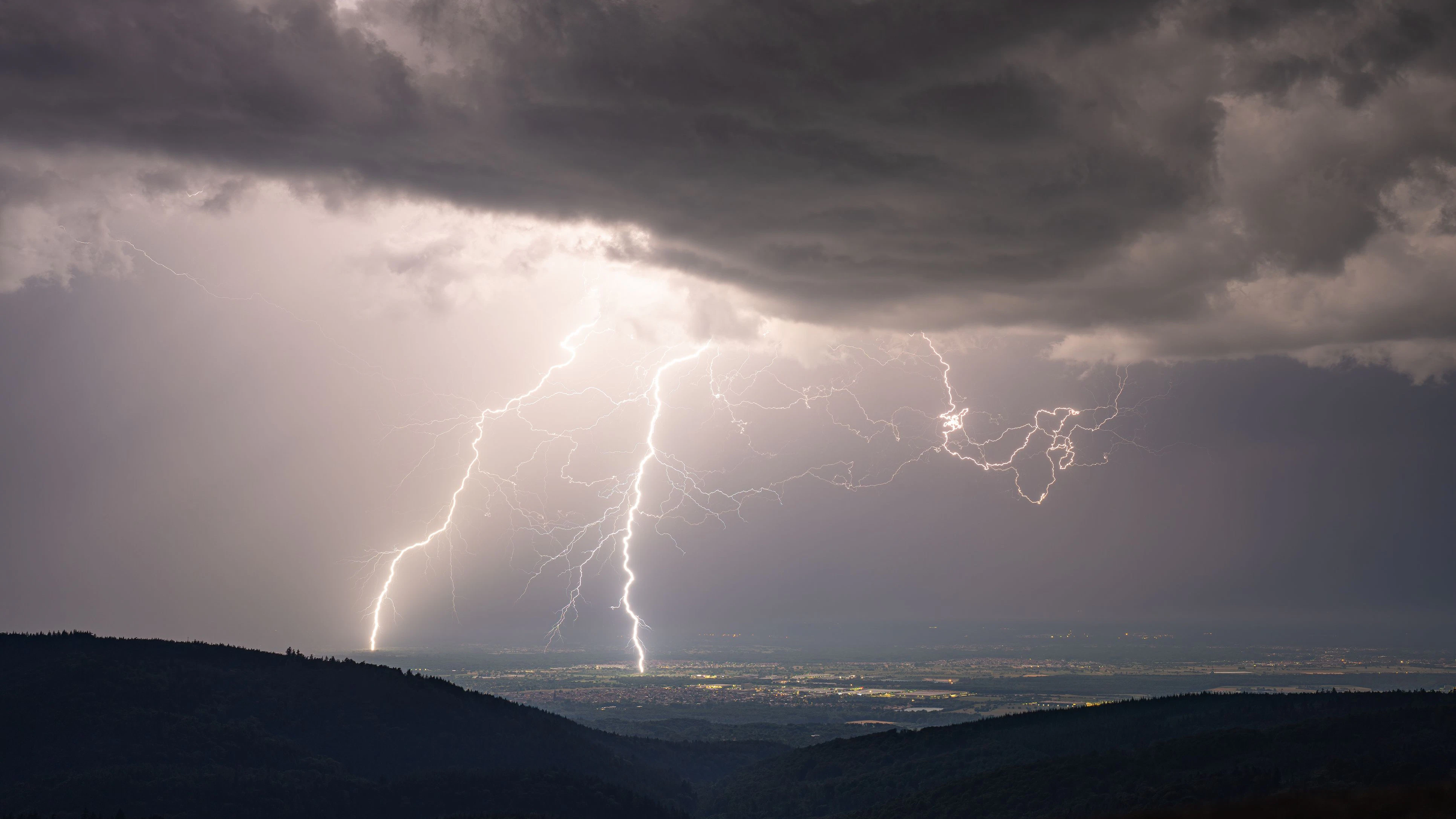 Heute.at - Gewitter fegt durchs Land – Großeinsatz in Österreich