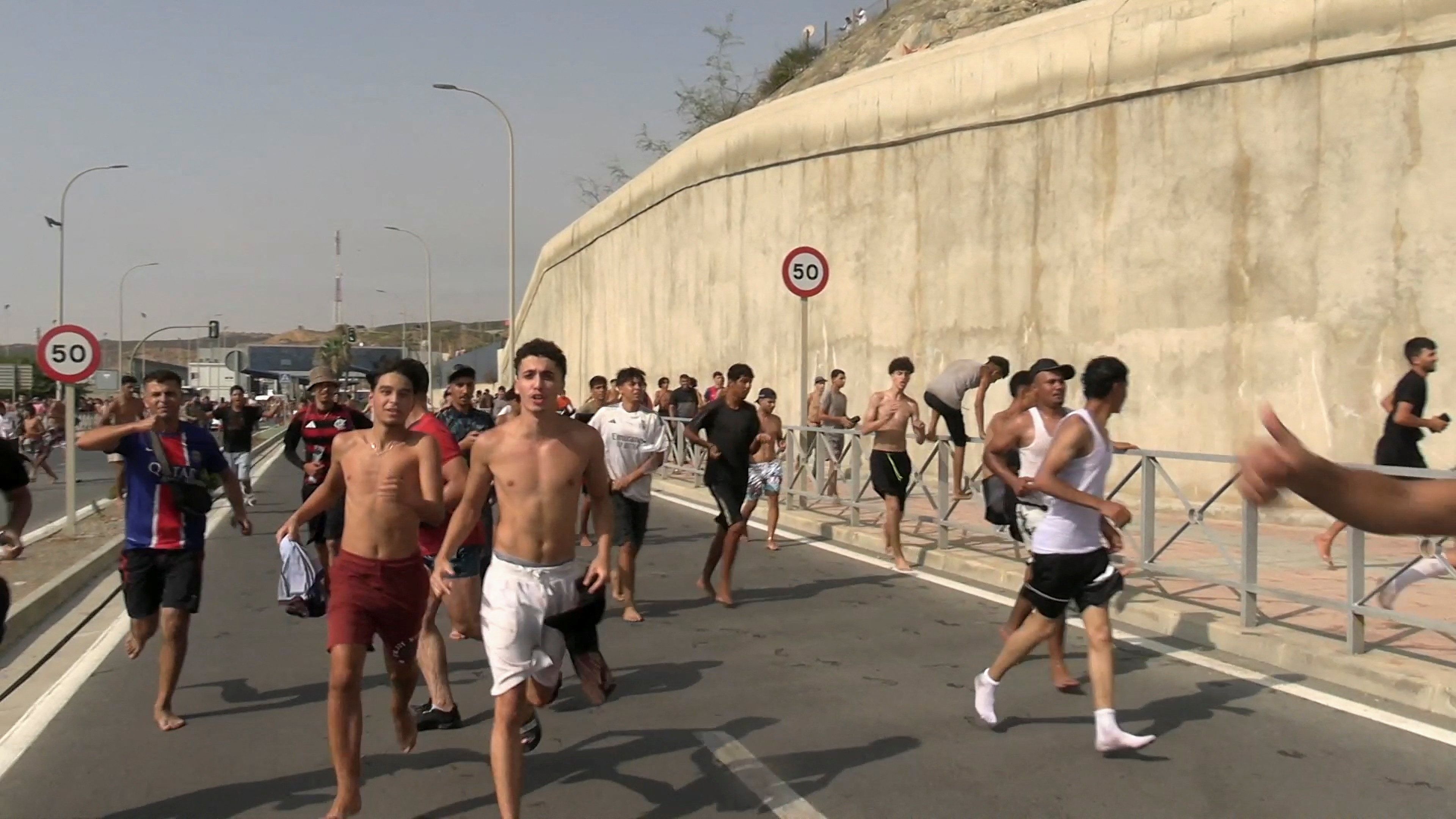 Über 40.000 Personen haben die Grenze zur spanischen Exklave Ceuta überquert.