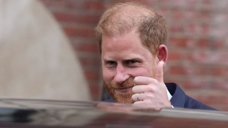 Prinz Harry, Elton John und fünf weitere Prominente haben den Medienkonzern hinter der Zeitung Daily Mail wegen angeblich illegaler Praktiken verklagt – und verloren. Nun müssen sie schlimmstenfalls die kompletten Prozesskosten übernehmen: 40 Millionen Euro.